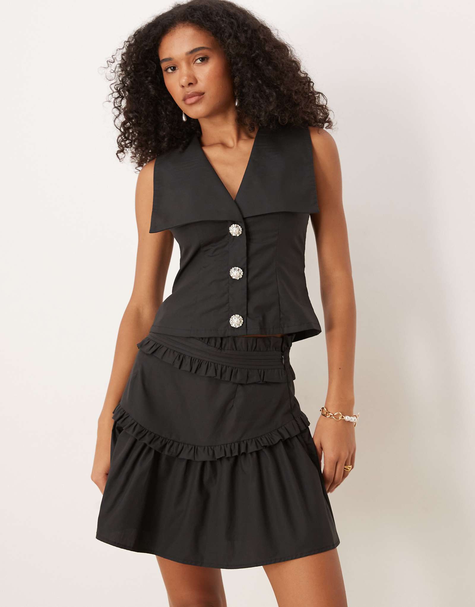 Черная мини-юбка с оборками от сестры Джейн