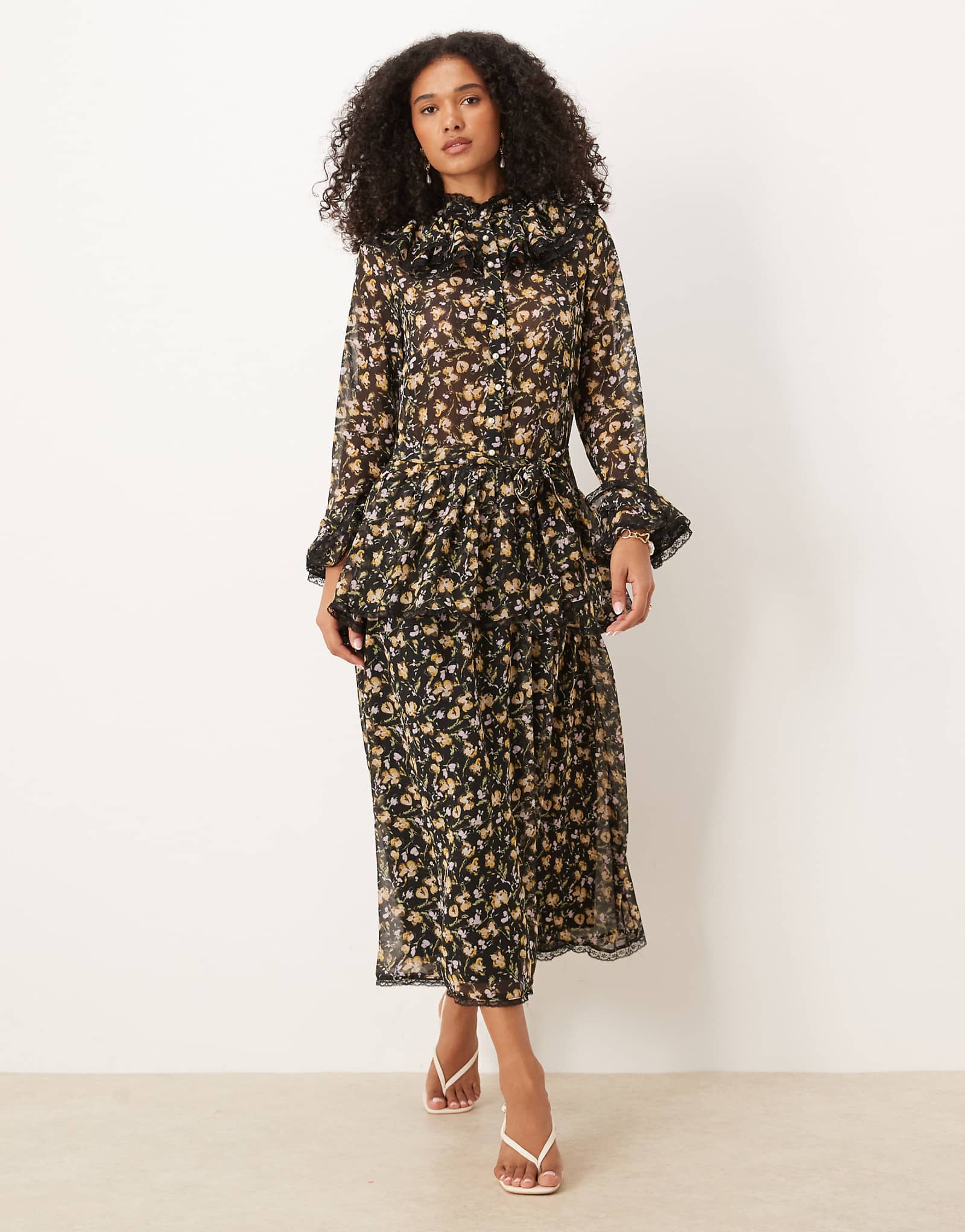 Продуваемое всеми ветрами шифоновое платье макси Sister Jane черного цвета с цветочным рисунком 40790₽