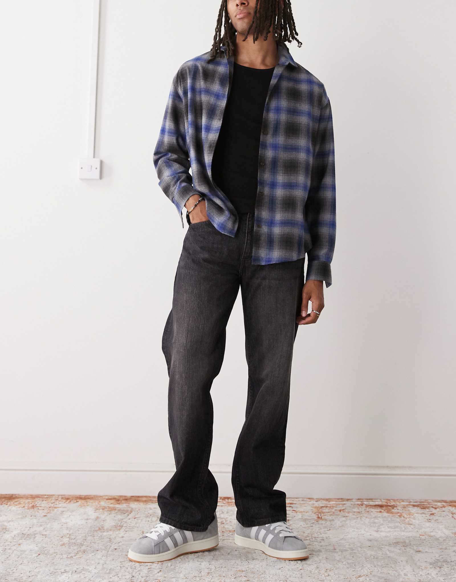 Дешевые джинсы Monday antifit Унисекс с прямыми штанинами черного цвета застиранные 11790₽