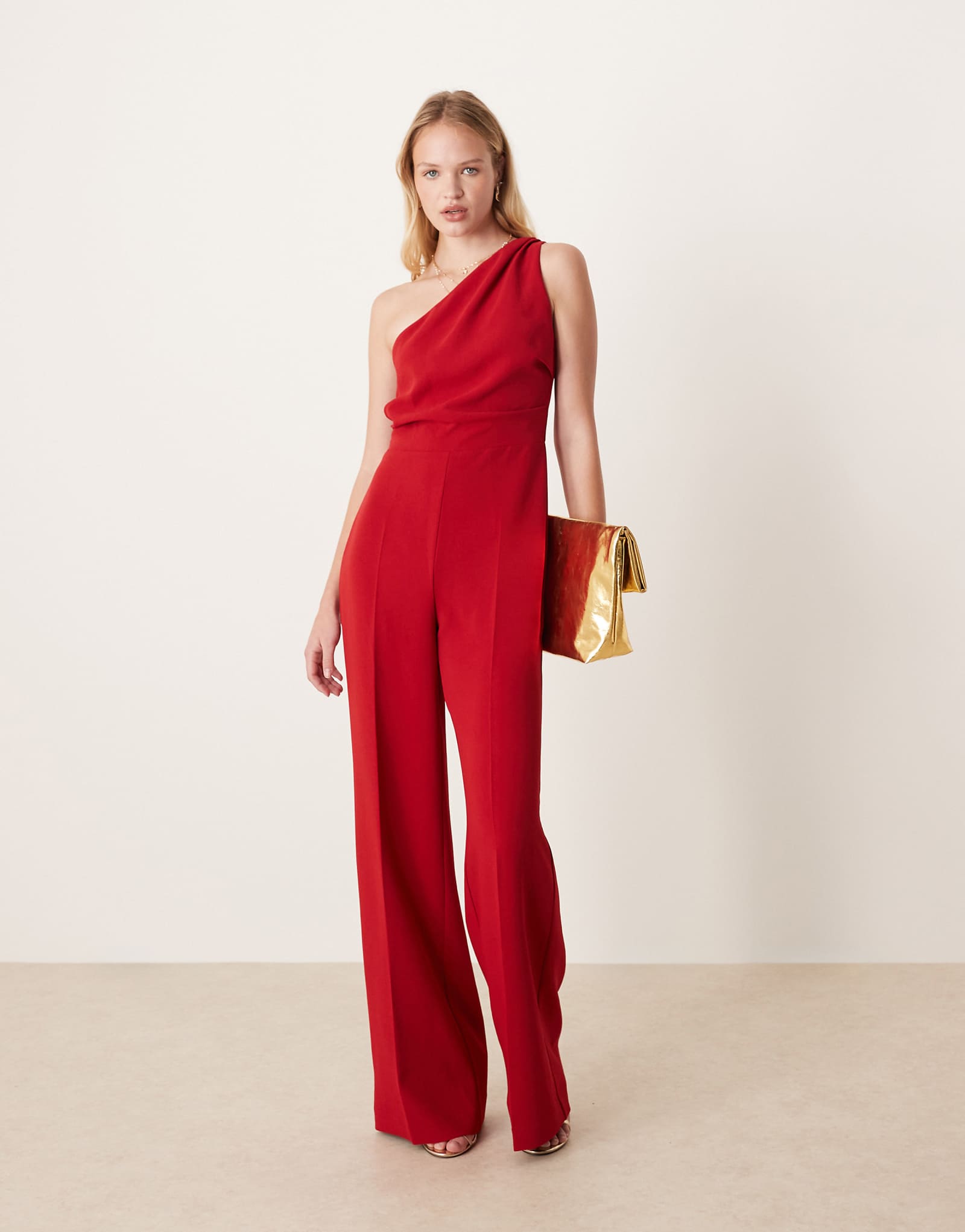 Комбинезон Mango с одним плечом красного цвета 21690₽