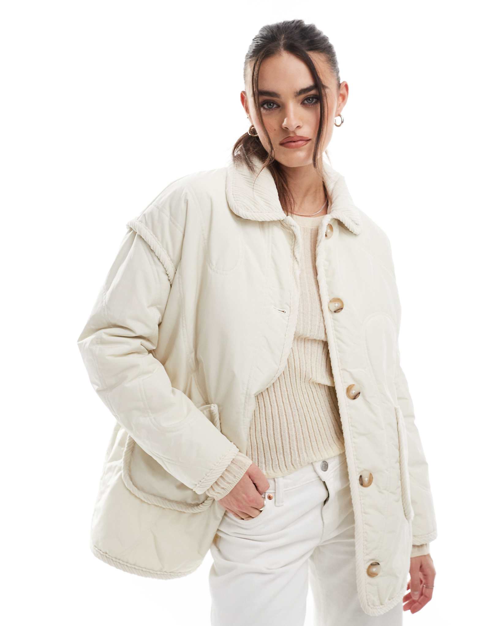 Поношенная стеганая куртка кремового цвета с отделкой из шнура 13890₽