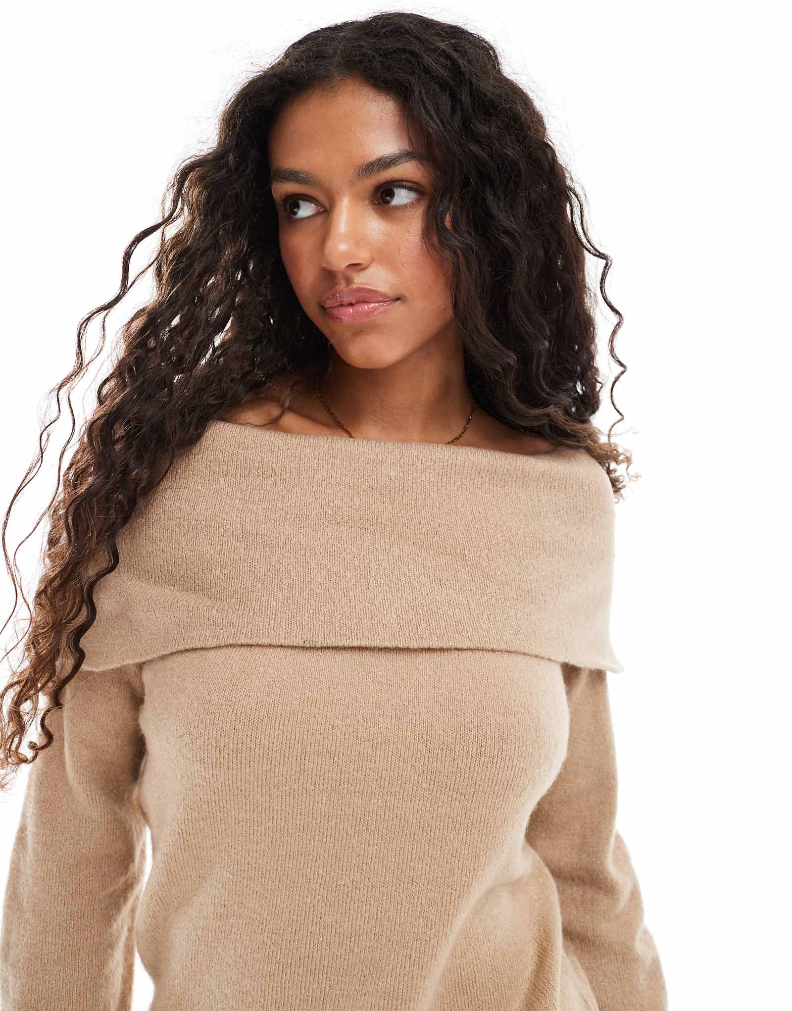 Поношенный свитер темно-серого цвета с открытыми плечами 5390₽