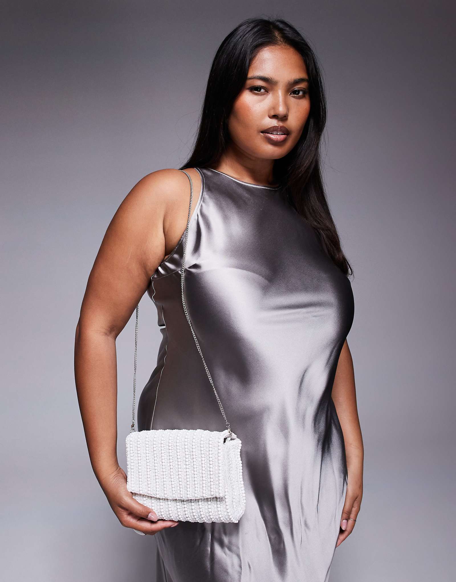 Белая сумка через плечо, украшенная бисером в стиле истинного декаданса