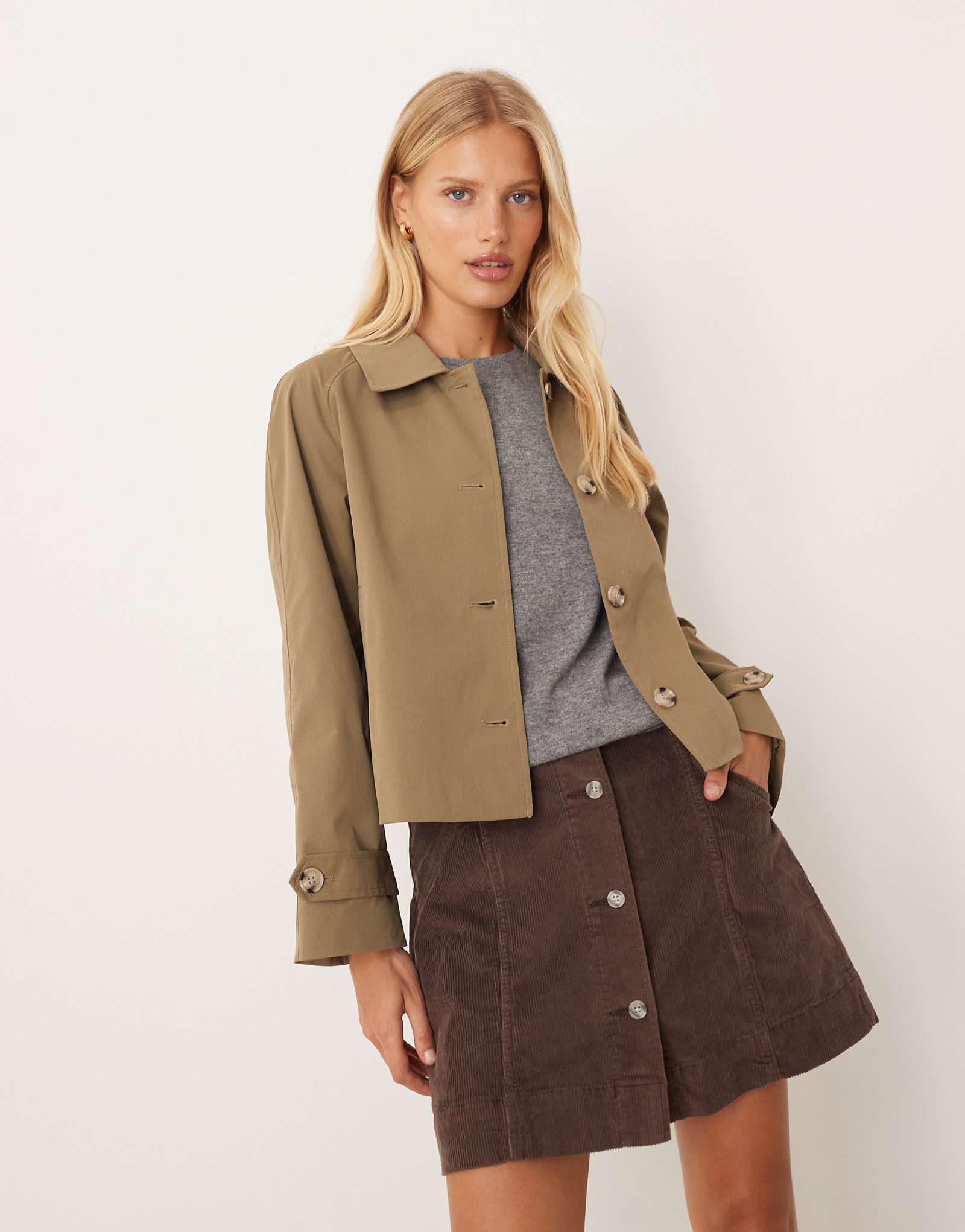 Укороченный тренч от Vila темно-оливкового цвета 19990₽