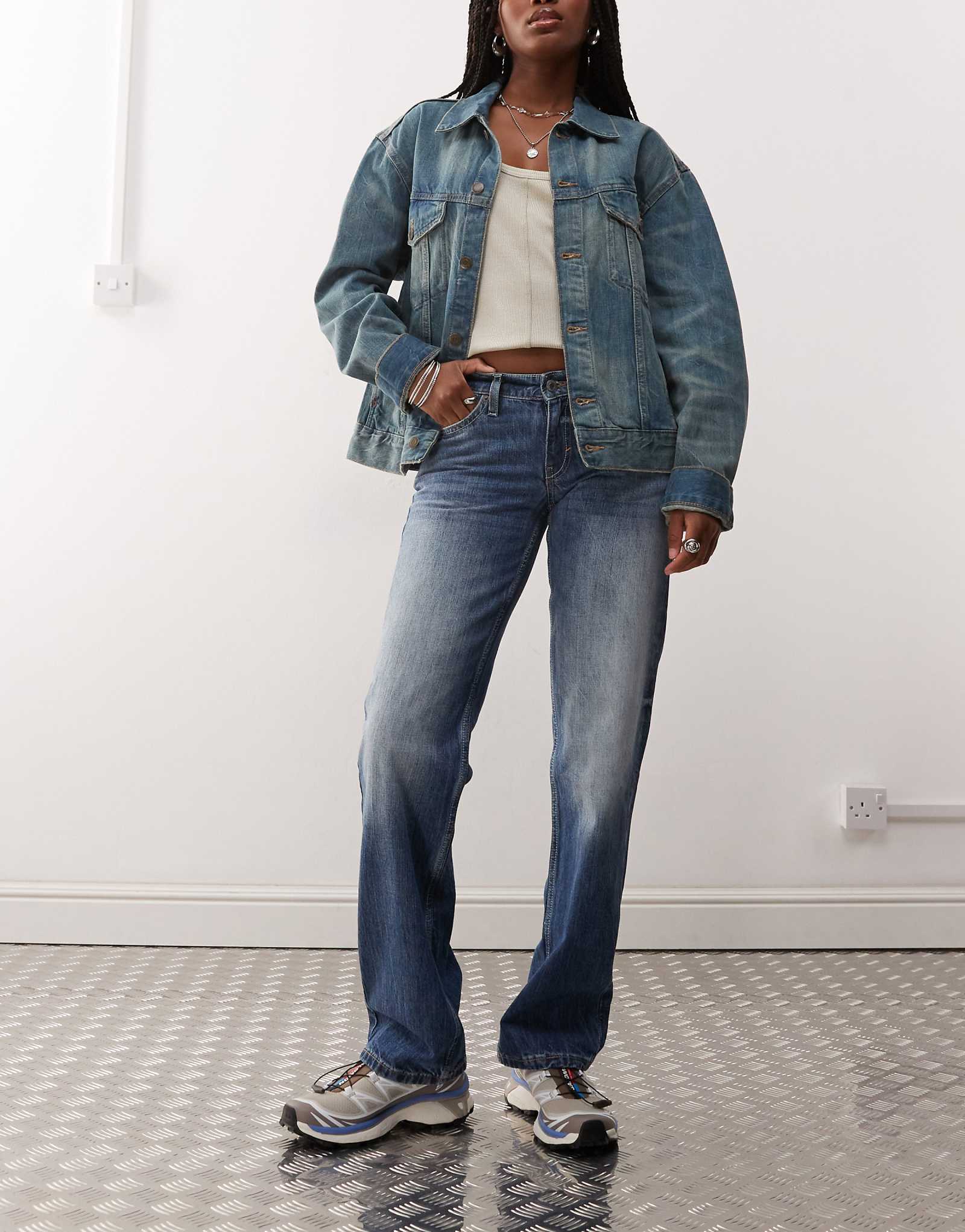 Джинсы прямого кроя с низкой посадкой и стрелками для буднего дня выцветшие темно-синие постиранные 10190₽