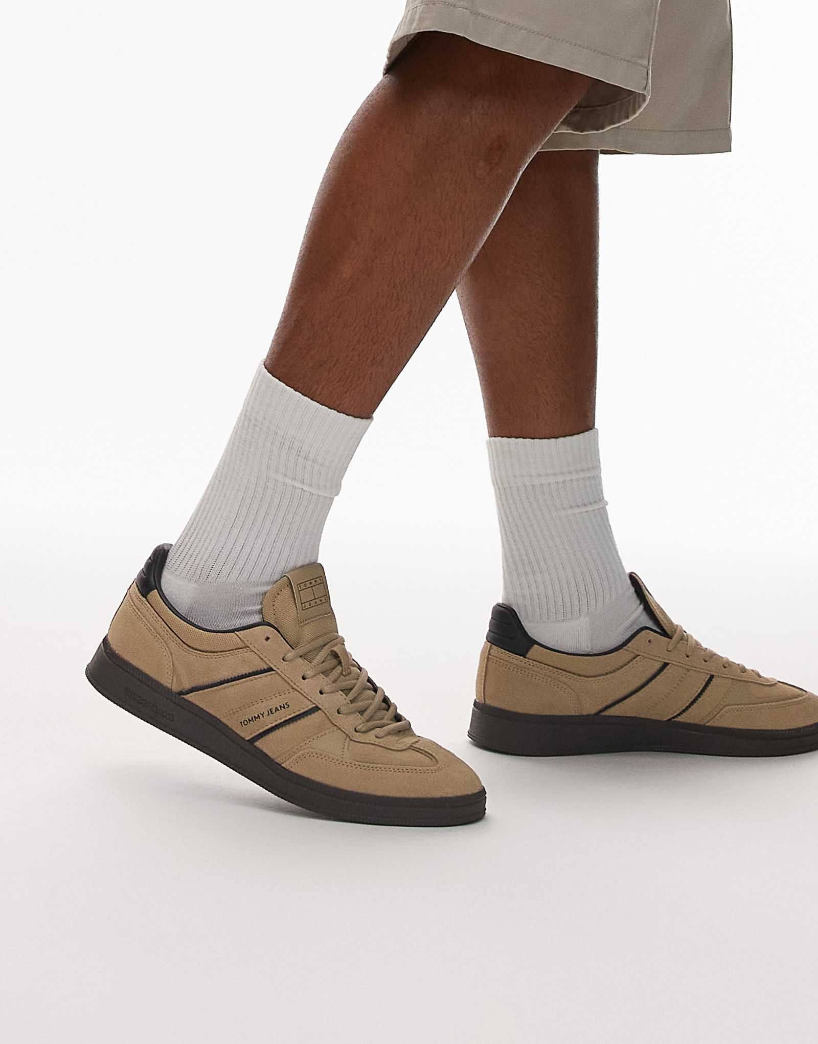 Джинсы Tommy кроссовки greenwich коричневого цвета 22390₽