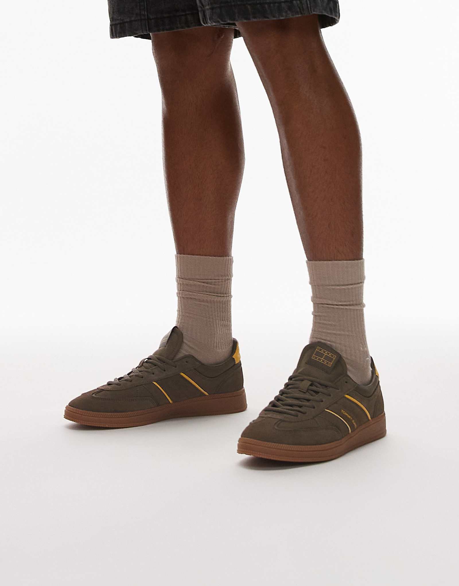 Джинсы Tommy кроссовки Greenwich коричневого цвета 22390₽