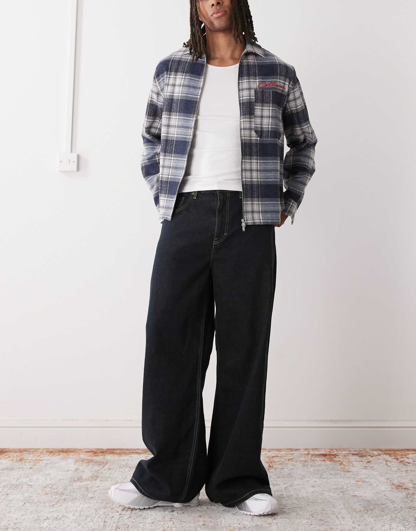 Повседневные широкие джинсы-клеш классического темно-синего цвета