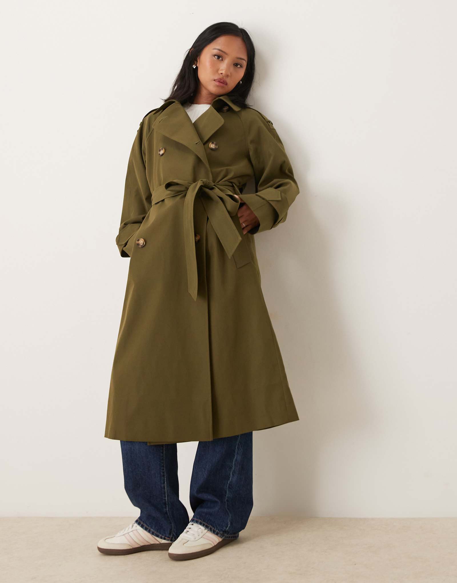 Миниатюрный удлиненный тренч от ASOS DESIGN оливкового цвета 18390₽