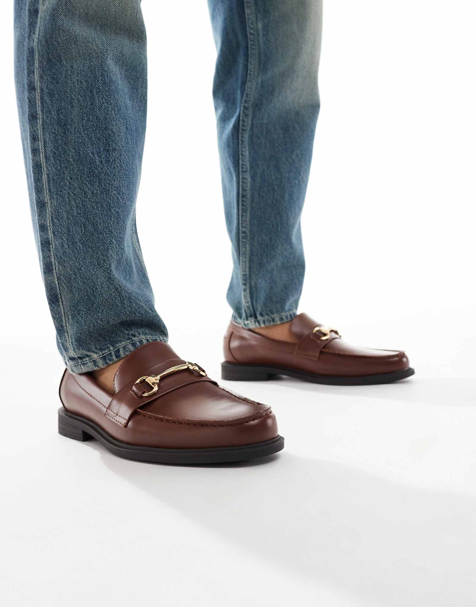 Дизайнерские пенни-лоферы ASOS коричневого цвета с золотым трензелем 10790₽