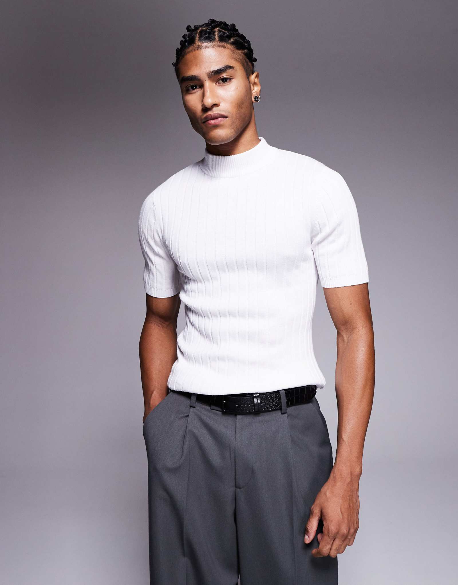 Белая трикотажная футболка ASOS DESIGN muscle fit в рубчик с черепашьим вырезом 5690₽