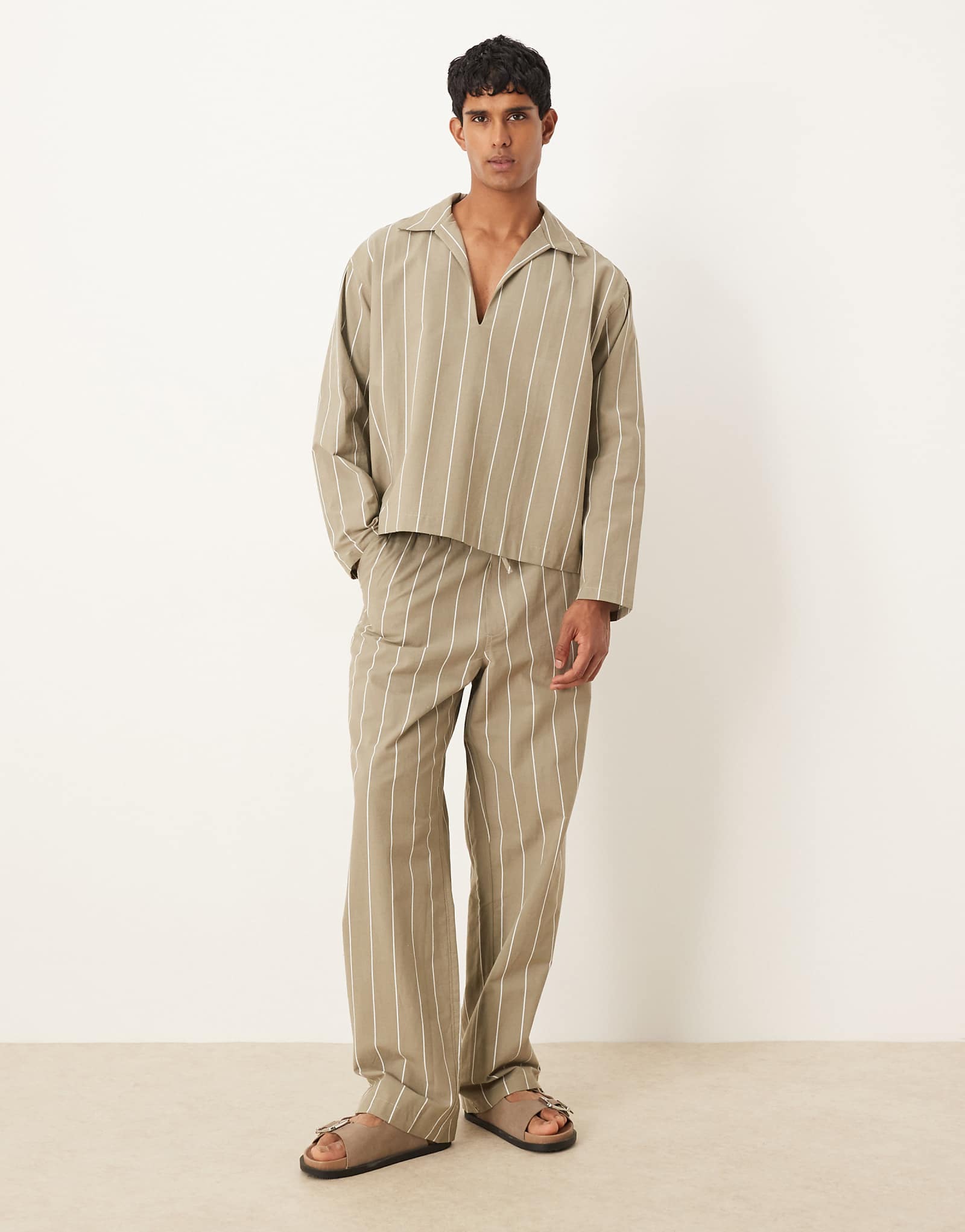 Дизайнерские мешковатые брюки оверсайз от ASOS цвета хаки - часть комплекта 9190₽