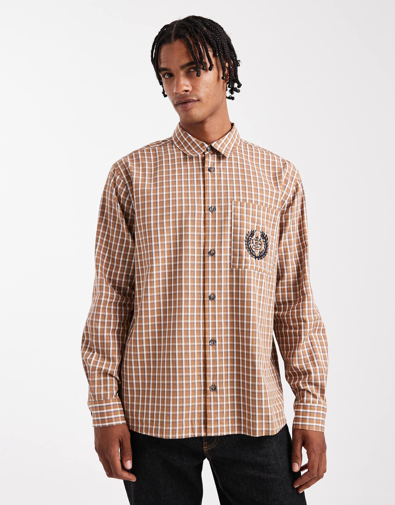 Непринужденная клетчатая рубашка ASOS DESIGN с вышивкой на груди коричневого цвета 10190₽
