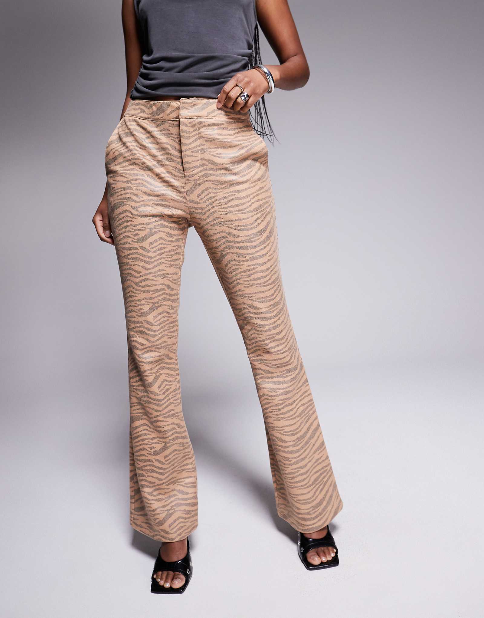 Брюки-ботильоны из искусственной кожи River Island с тигровым принтом 15290₽