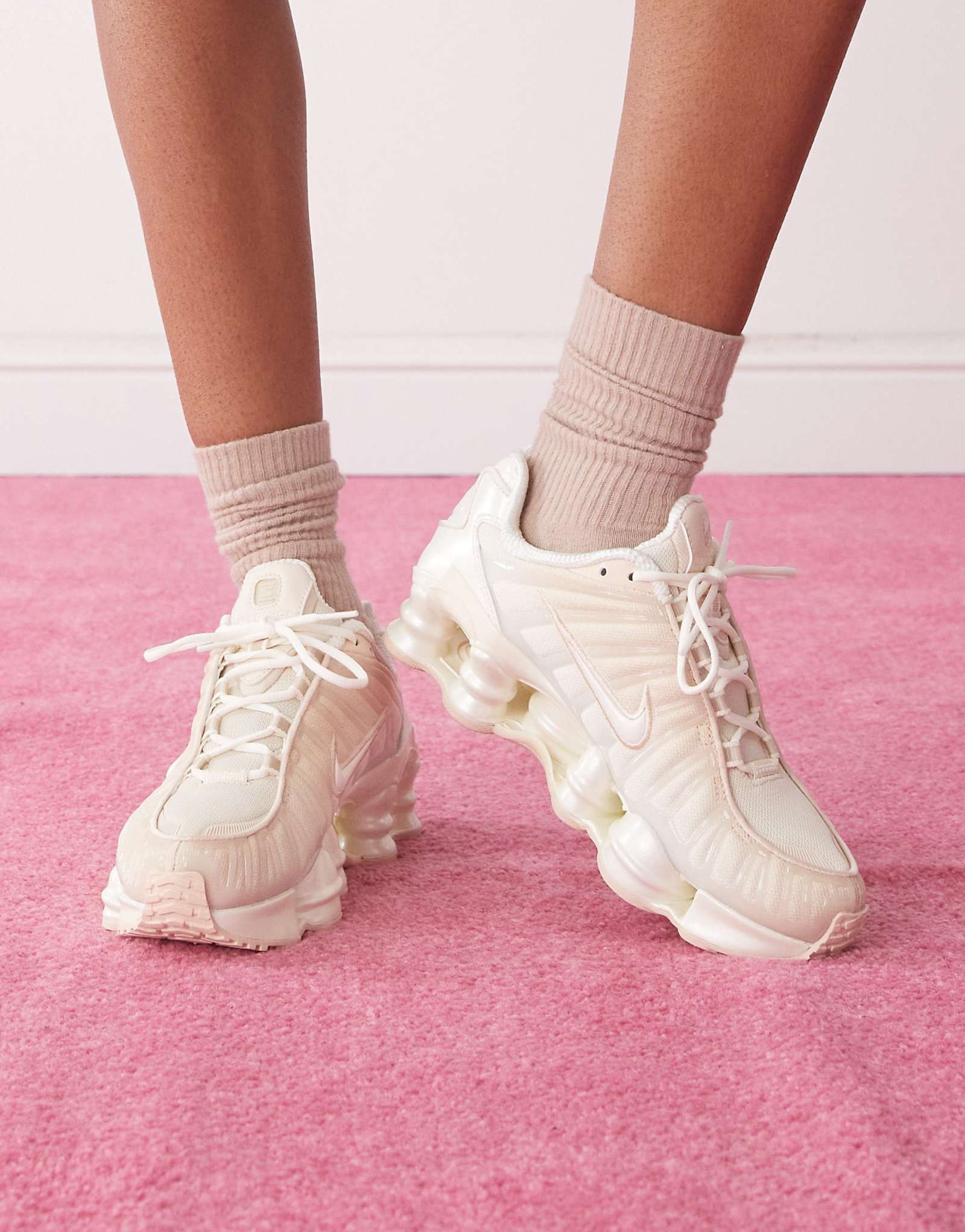 Кроссовки Nike Shox TL с перламутром светло-розового цвета 26290₽