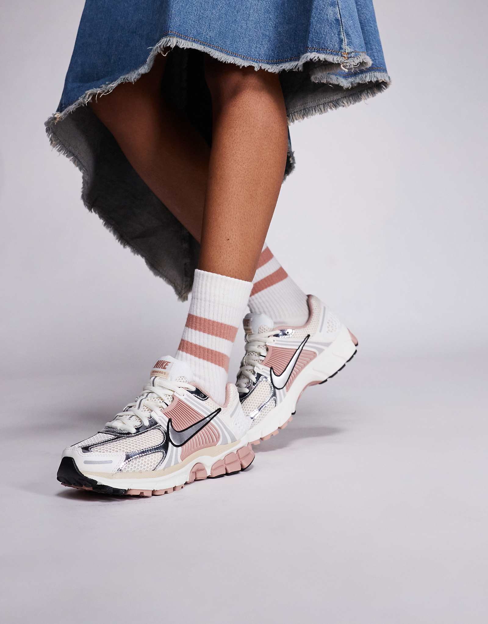 Кроссовки Nike Zoom Vomero 5 розового и белого цветов 17290₽