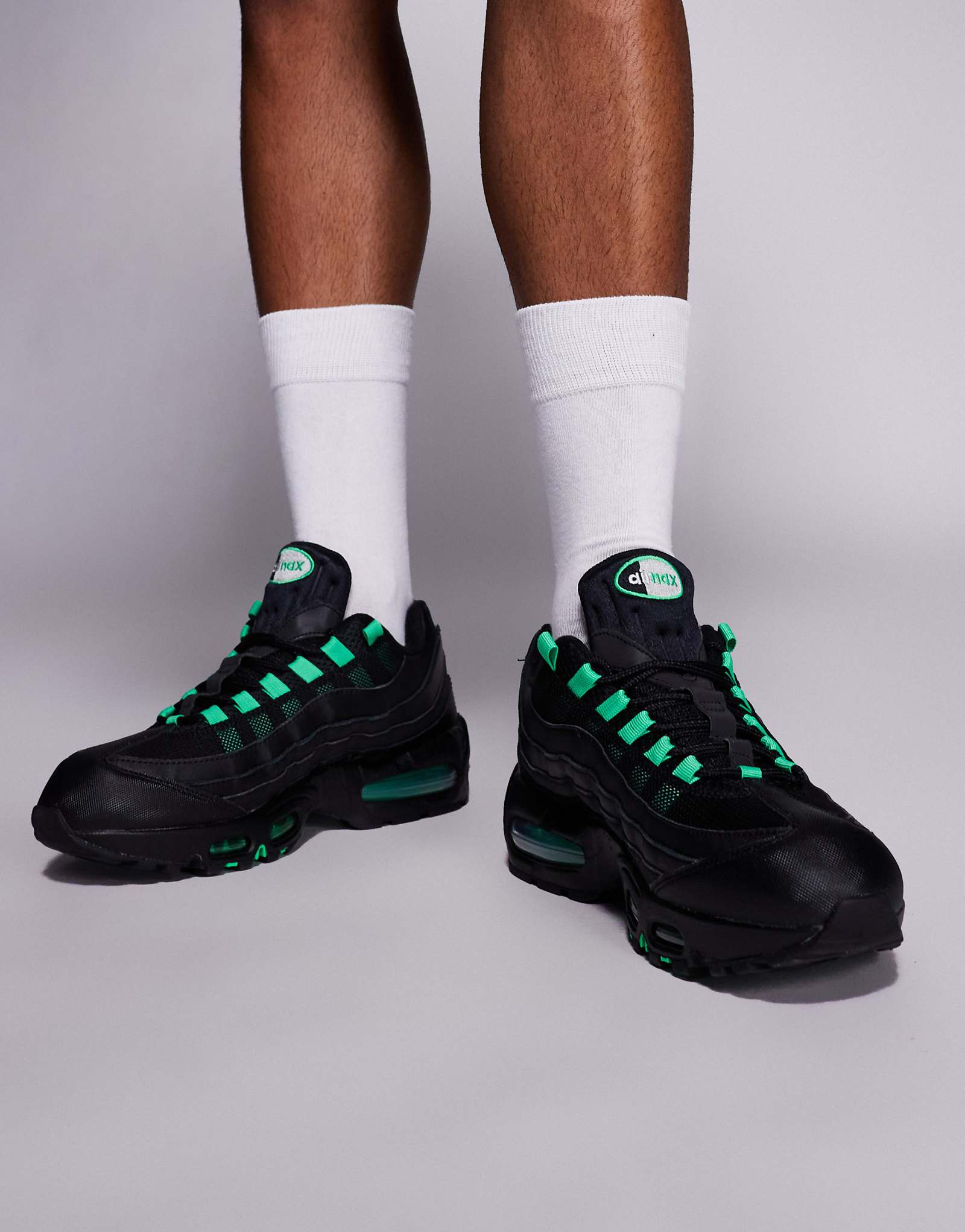 Кроссовки Nike Air Max 95 OG черного и зеленого цветов 36790₽