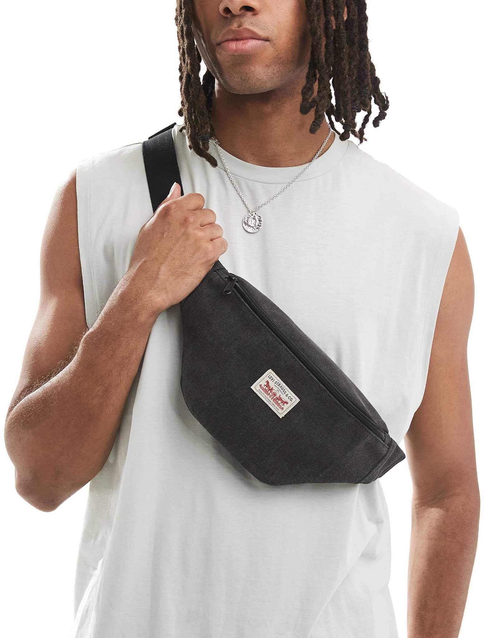 Сумка-слинг через плечо с логотипом Levis label цвета древесного угля 10590₽