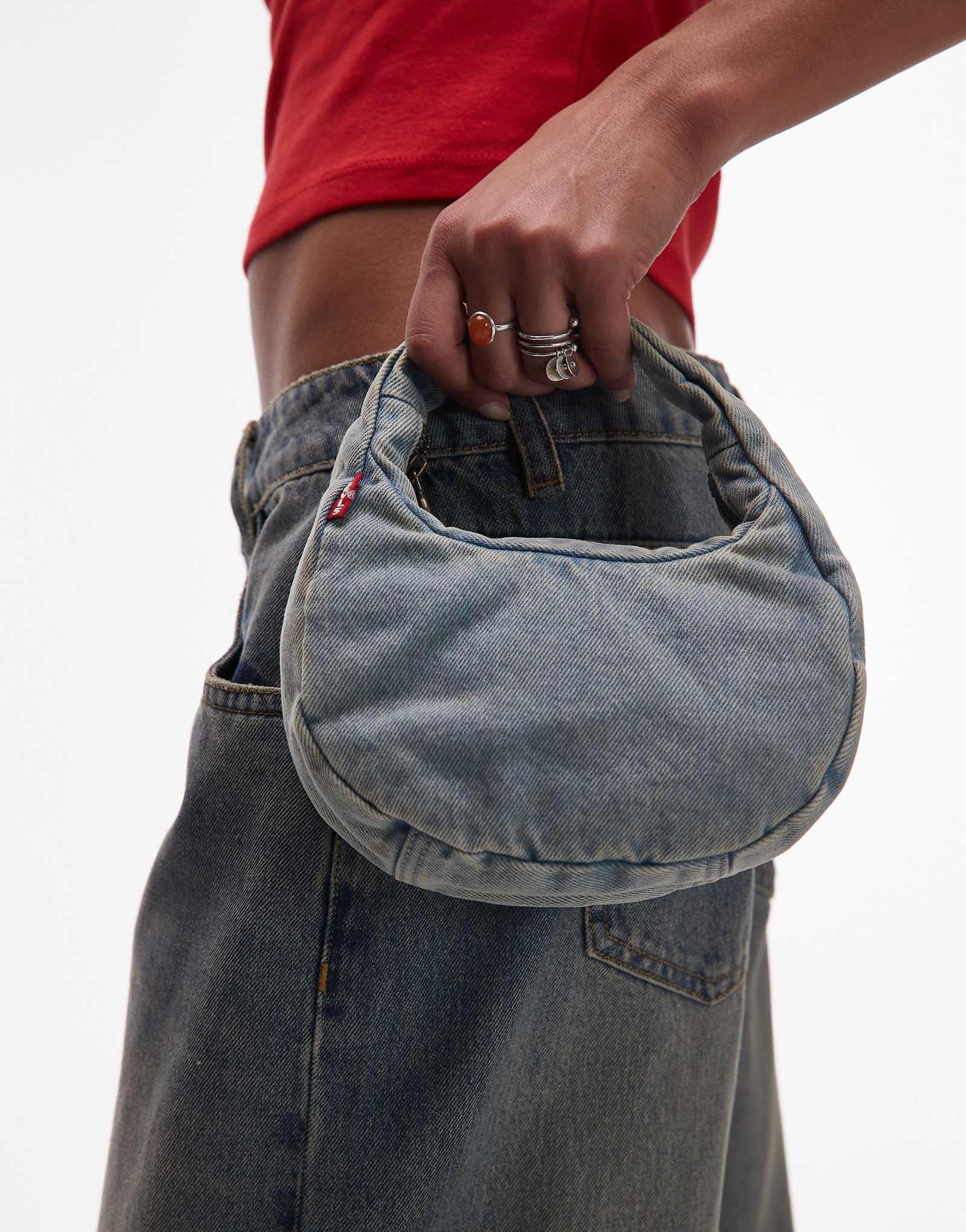 Джинсовая сумка Levis Brooklyn через плечо светло-голубого цвета 12490₽