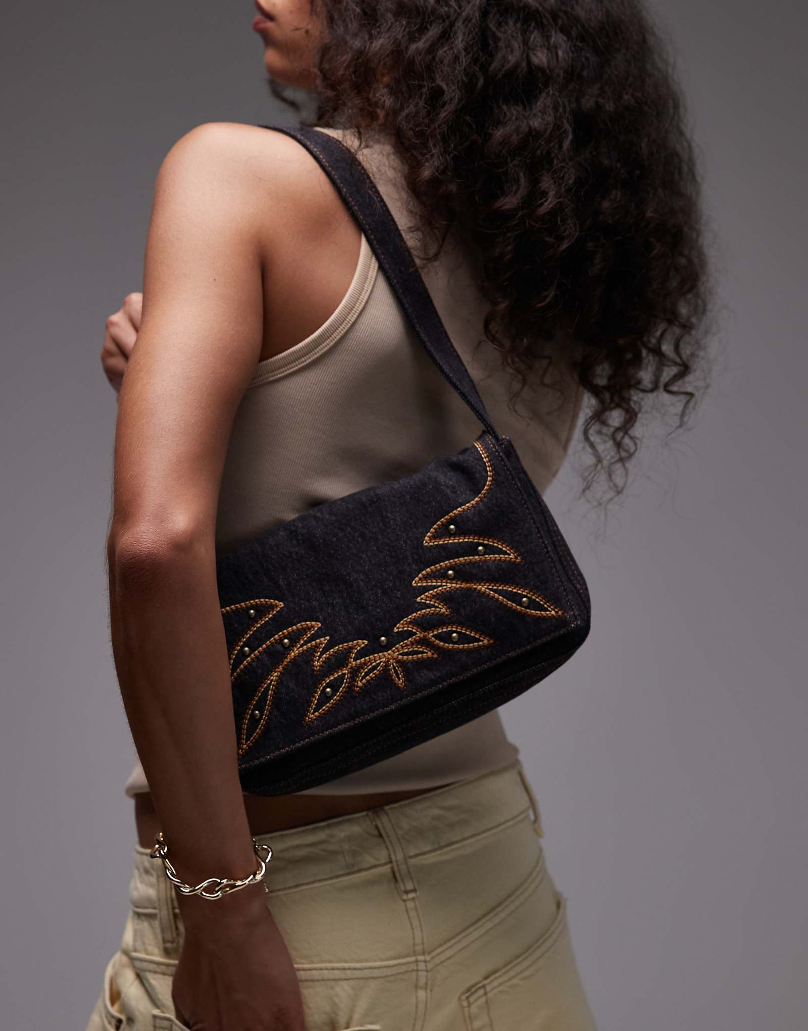 Джинсовая сумка через плечо с вышивкой Levis Brannan черного цвета 17790₽