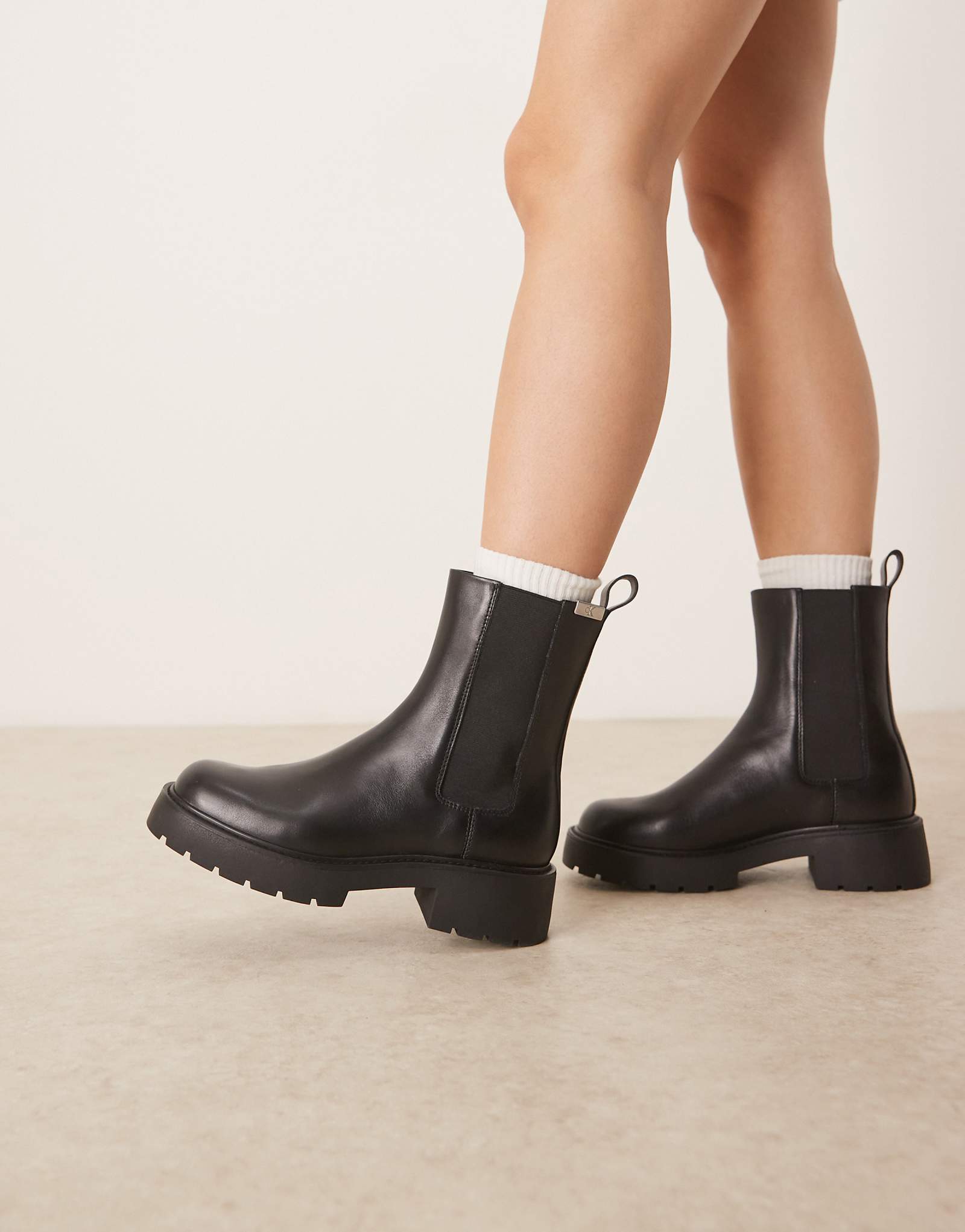 Джинсы Calvin Klein массивные ботинки челси черного цвета 31390₽