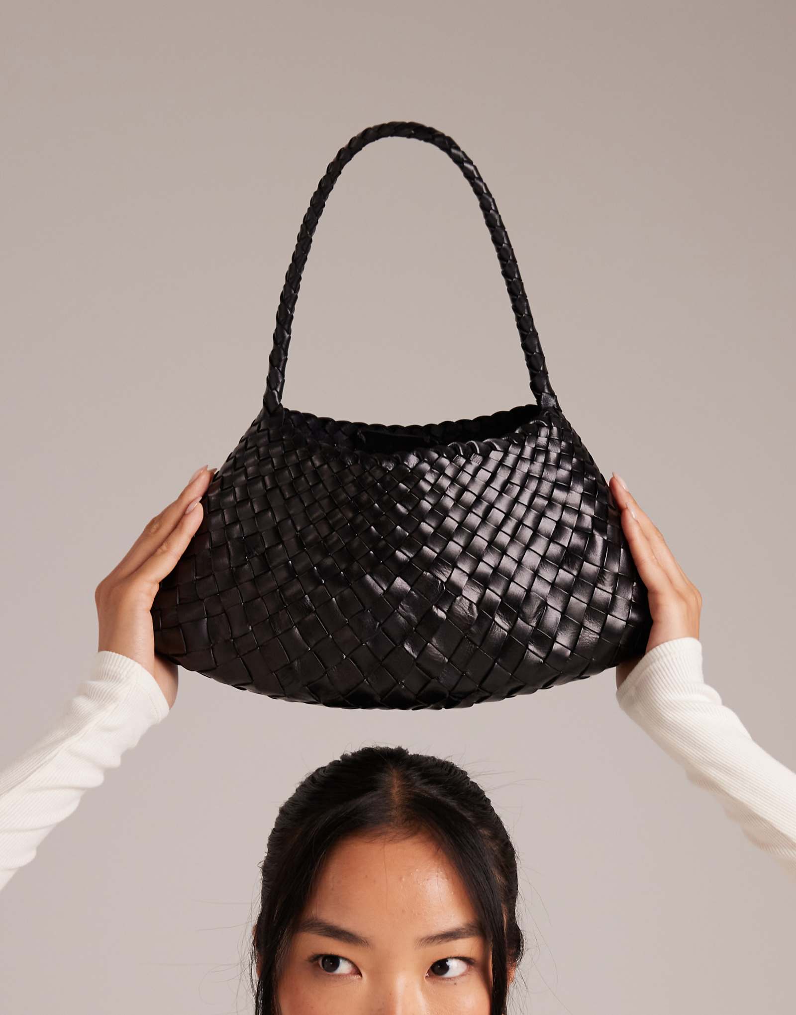 Плетеная кожаная сумка через плечо Dragon Diffusion rosanna черного цвета 104990₽