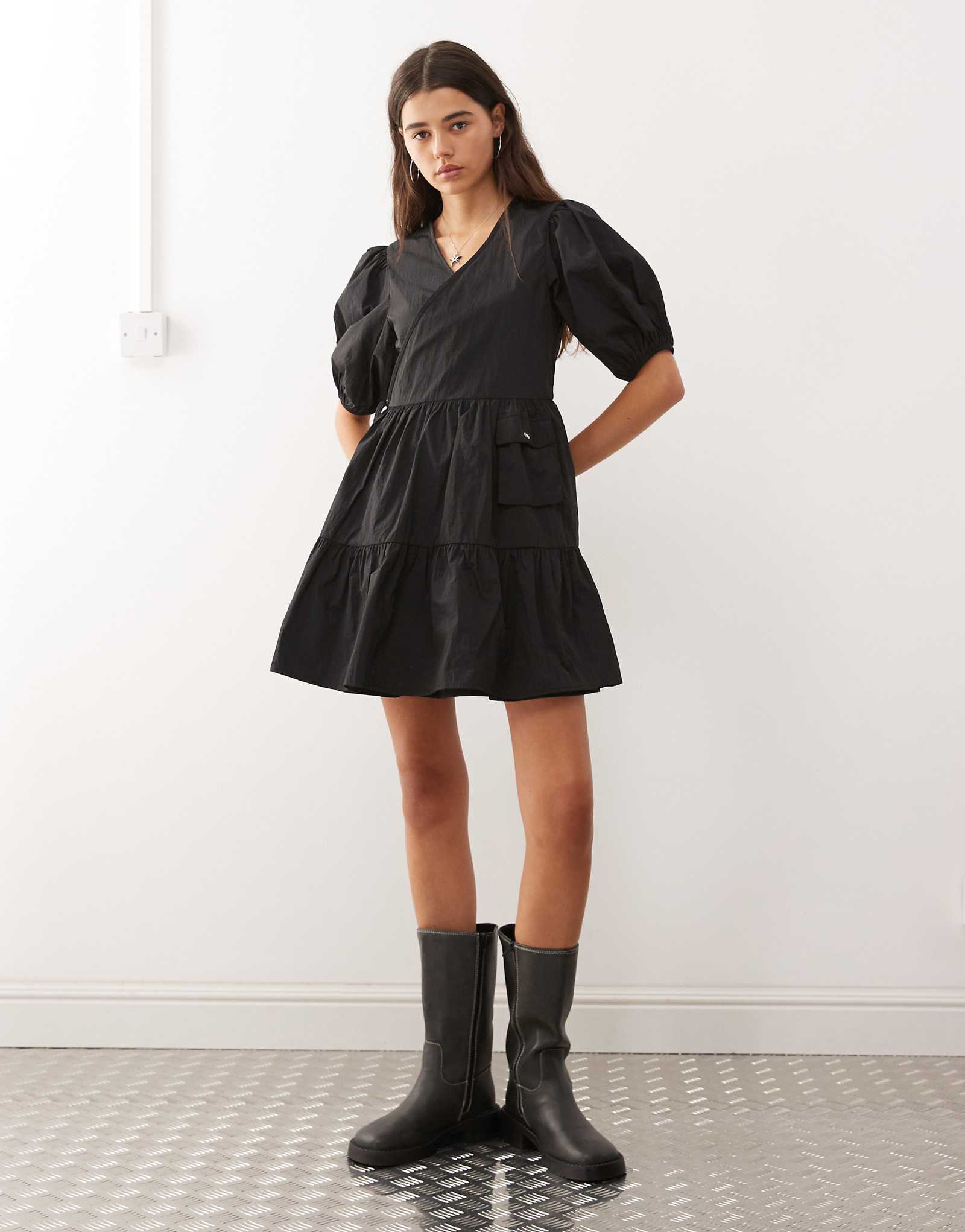 Мини-платье-халат из нейлона COLLUSION с карманом черного цвета 4390₽