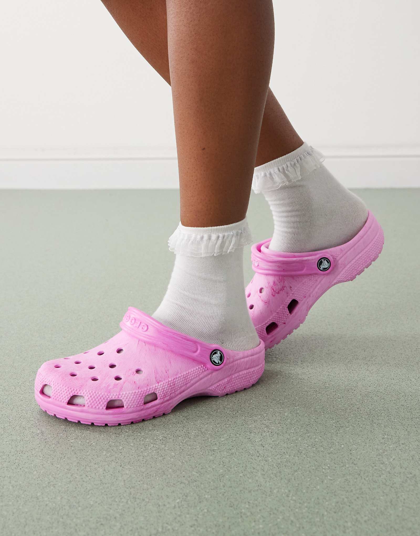 Классические мраморные сабо Crocs розового цвета 17690₽
