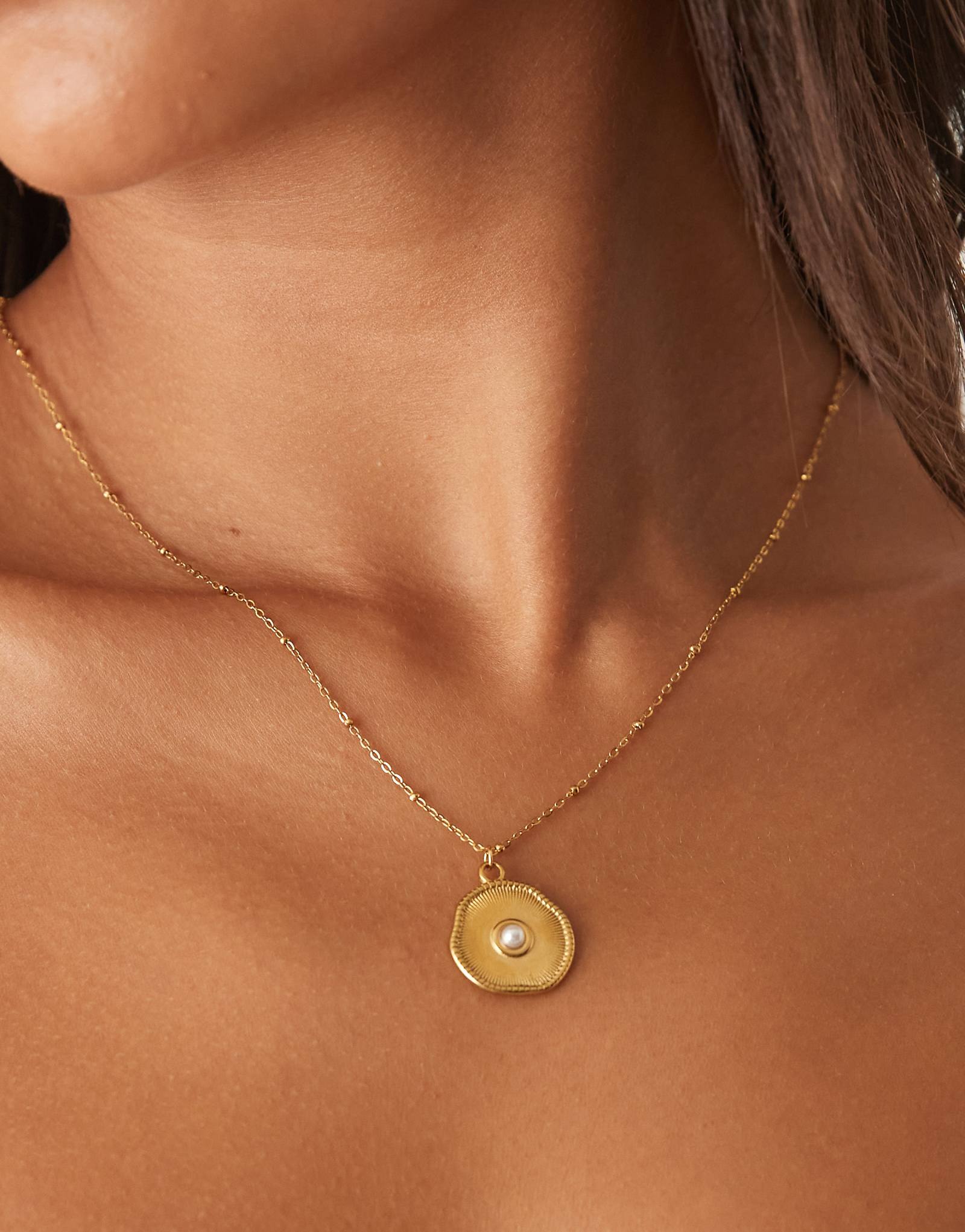 Чеканная монета Потерянные души и жемчужное ожерелье-подвеска из нержавеющей стали с покрытием из 18-каратного золота 5290₽