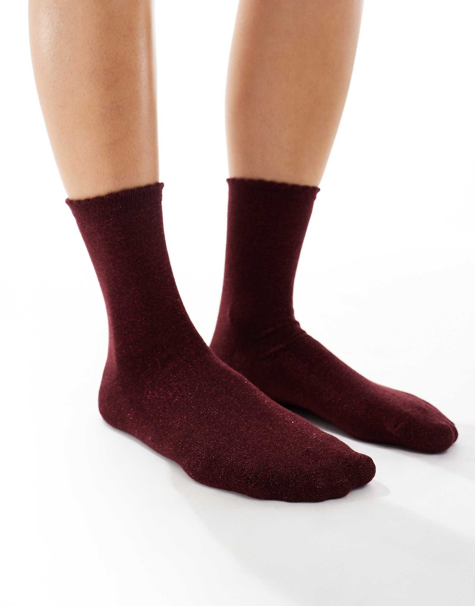 Кусочки блестящих носков бордового цвета 1990₽
