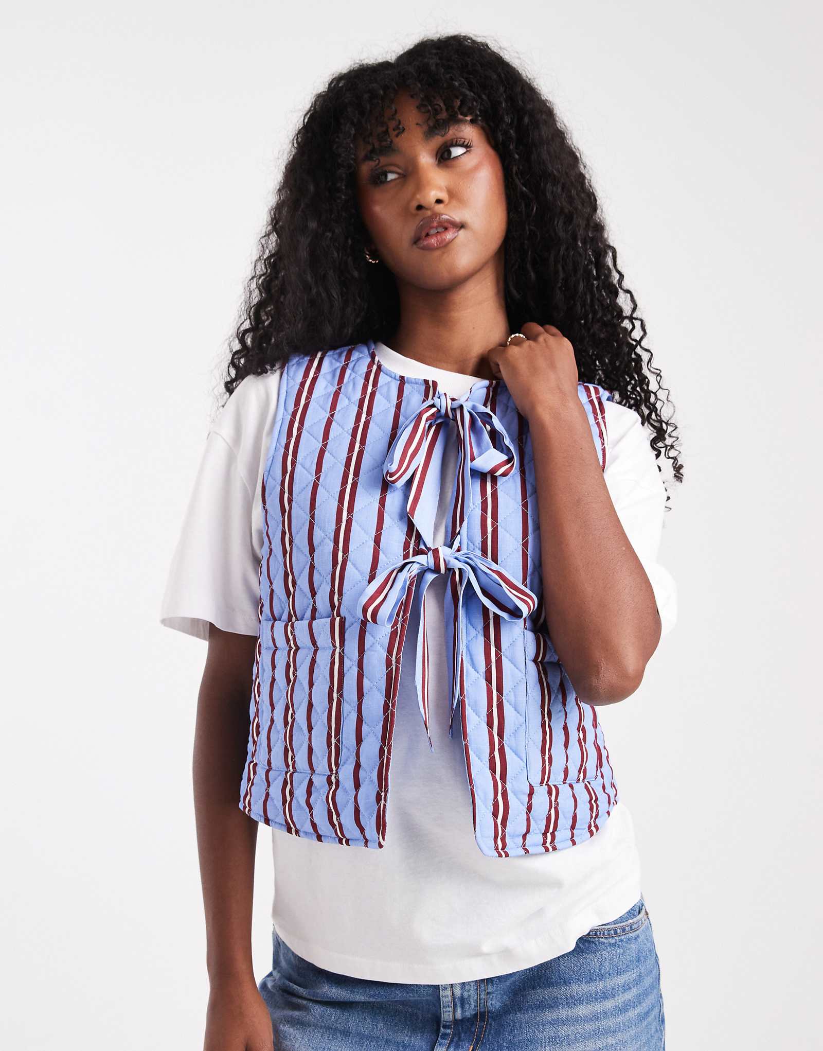 Стеганый жилет с завязками спереди в синюю и бордовую полоску