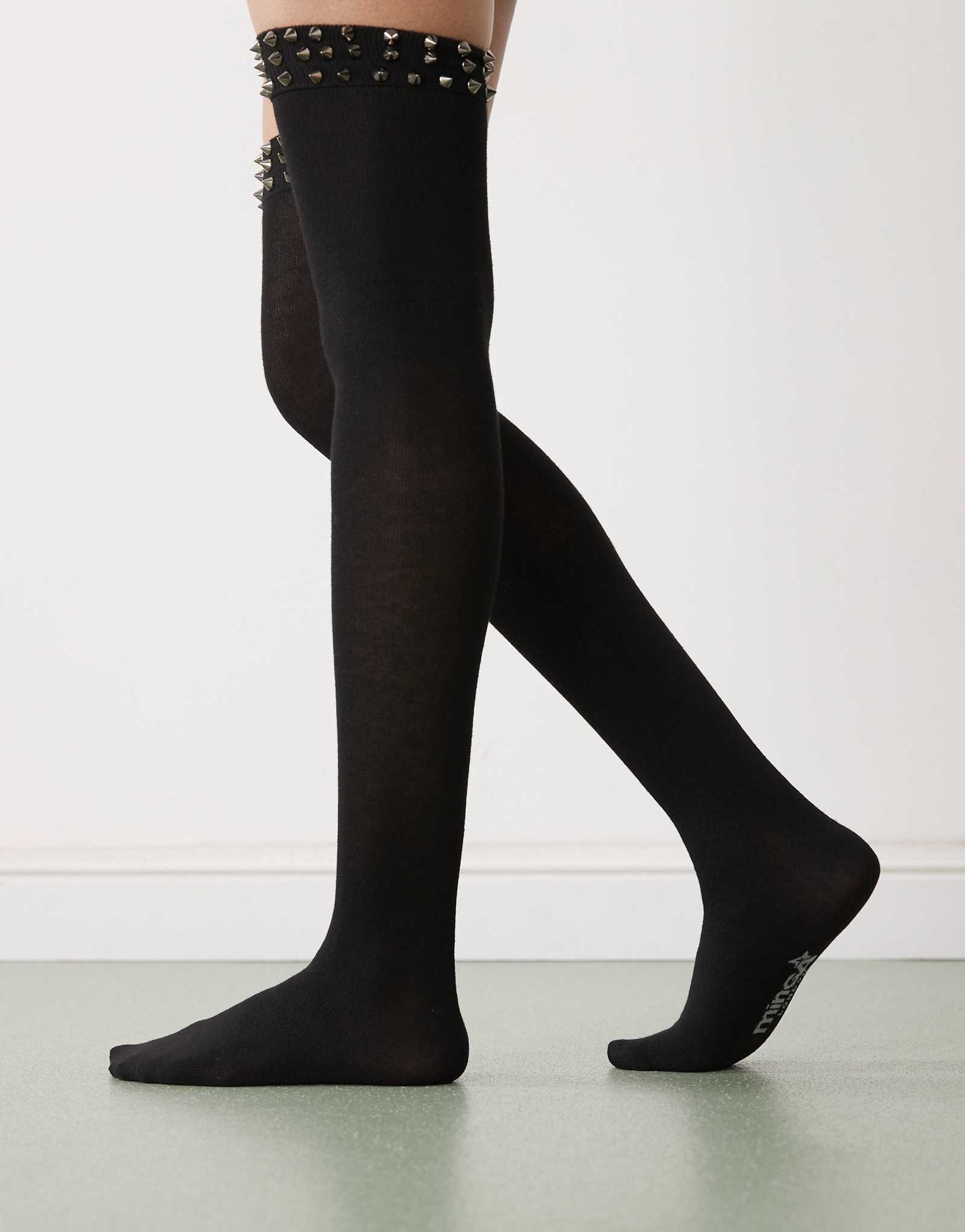 Черные гольфы Minga London с заклепками поверх колен