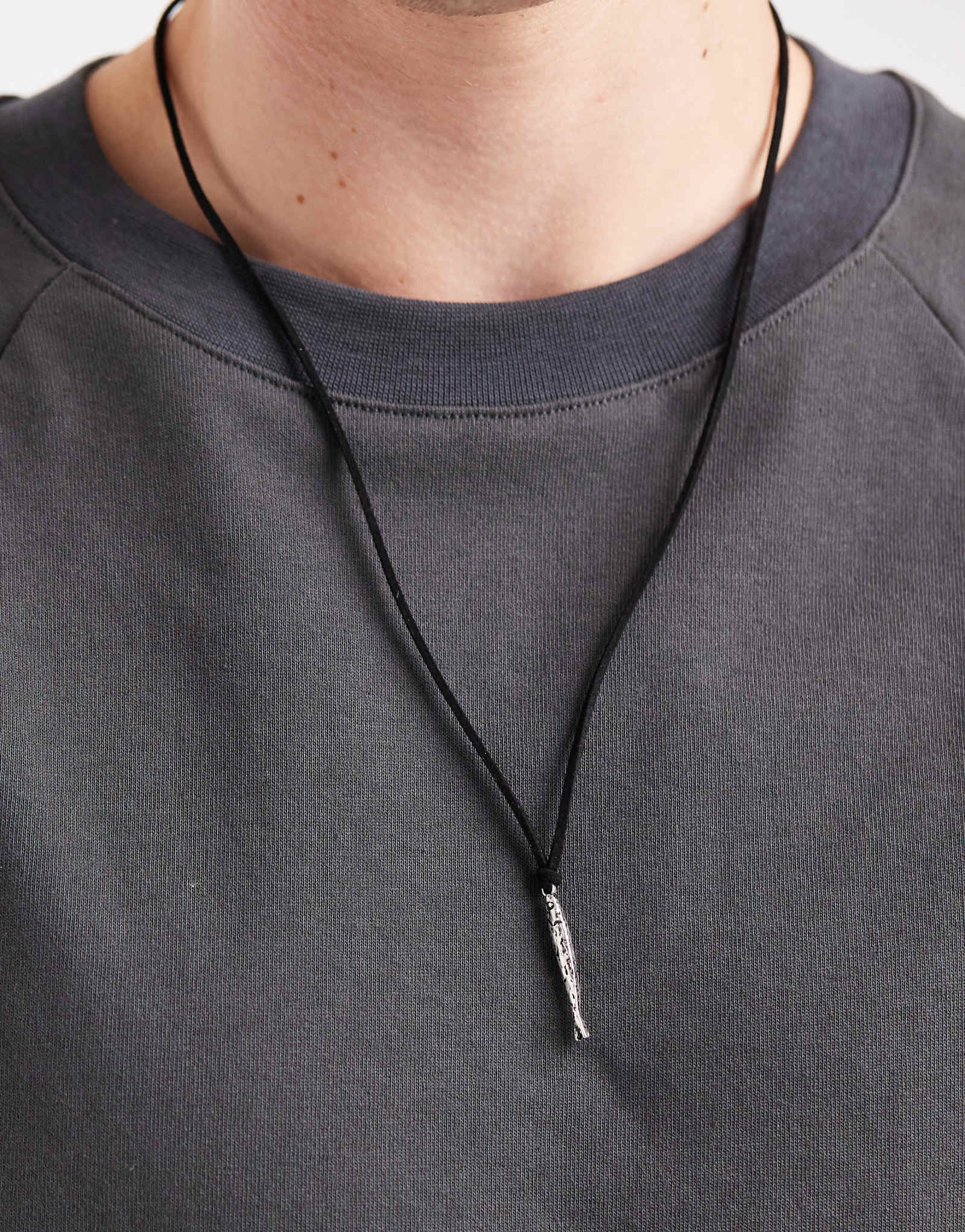 Классическое серебряное колье с подвеской в виде рыбки из серебра 77 пробы