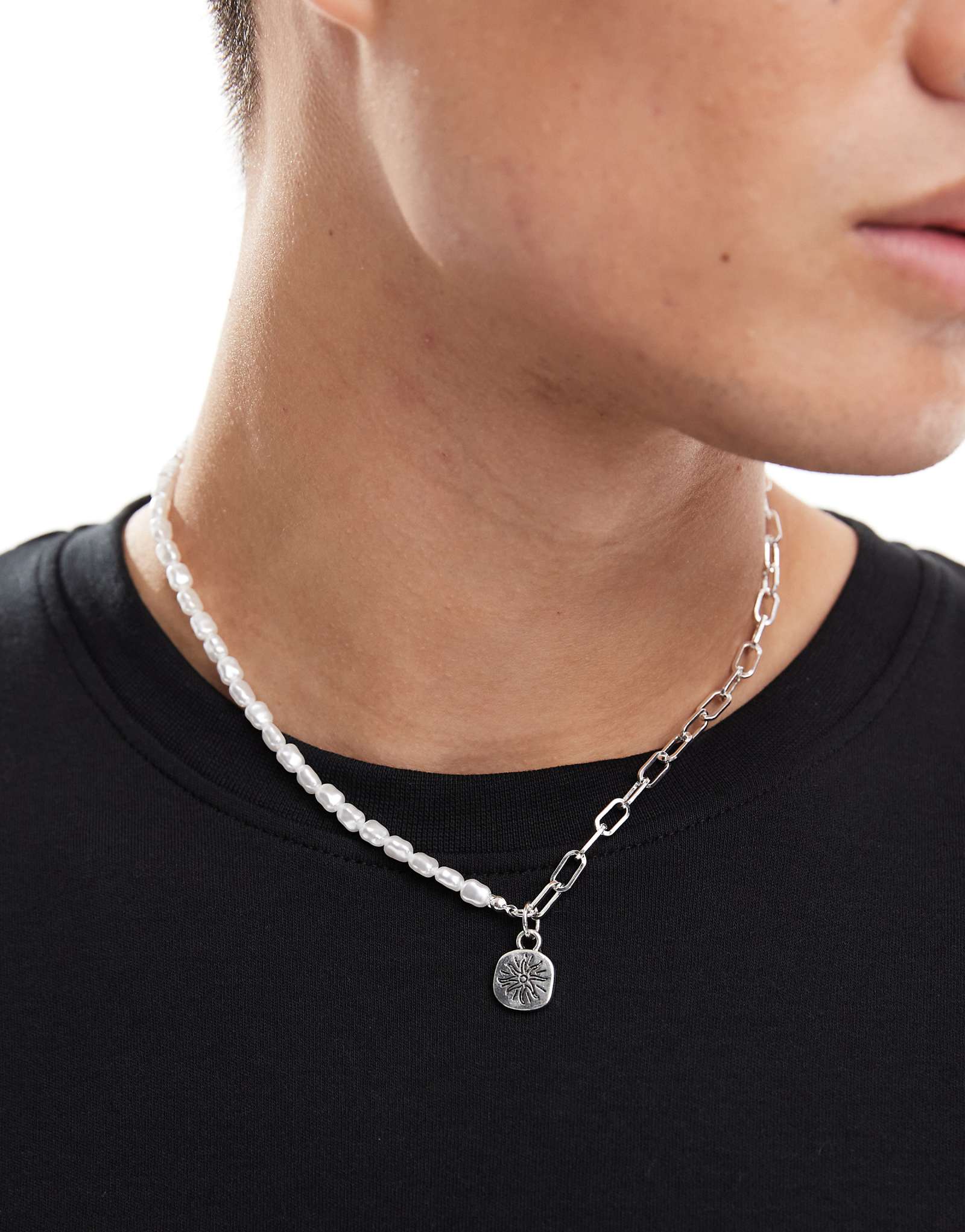 Классическое серебряное колье с подвеской из 77-го жемчуга и цепочки с гравировкой солнца