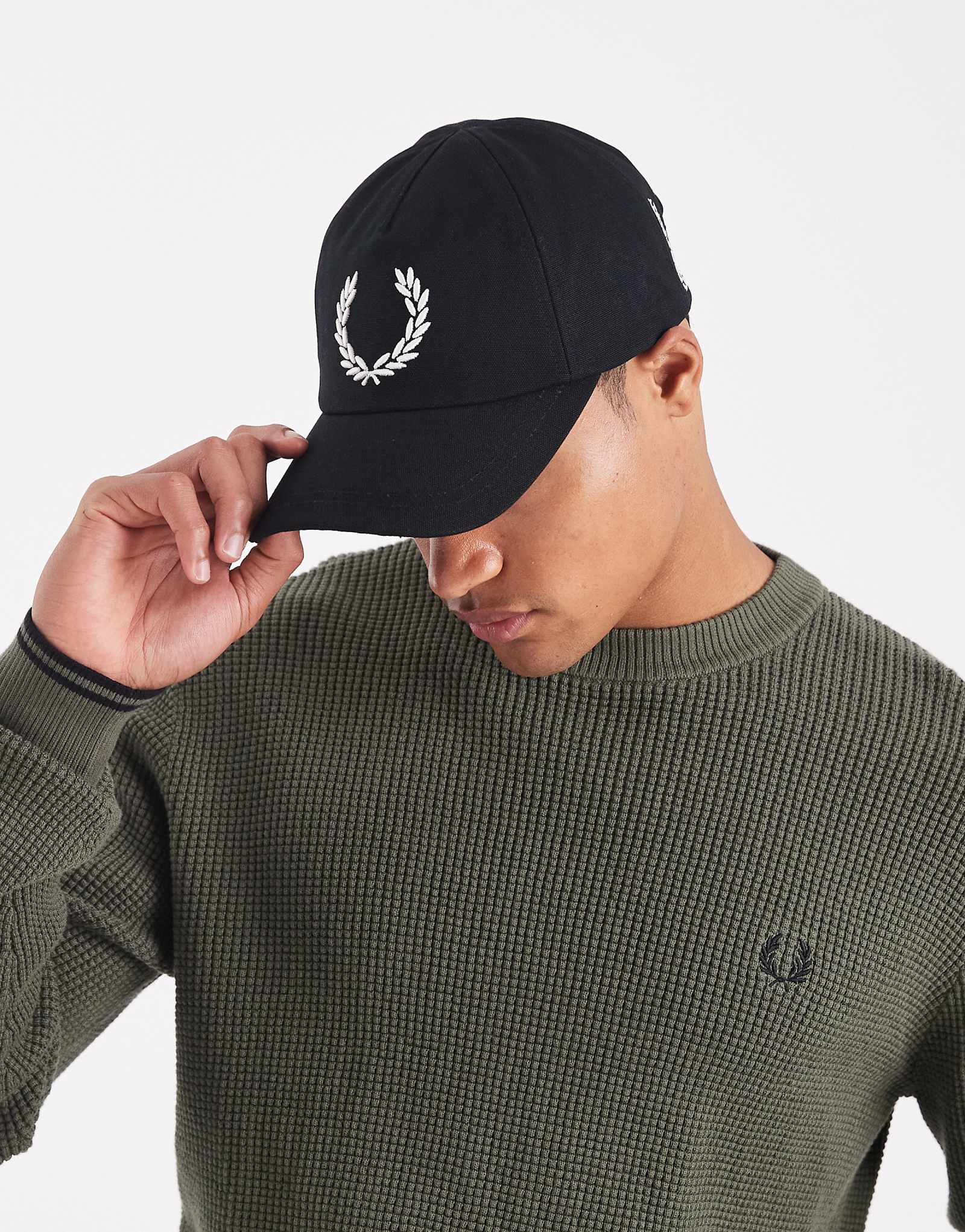 Черная кепка с ярким логотипом Fred Perry 12190₽