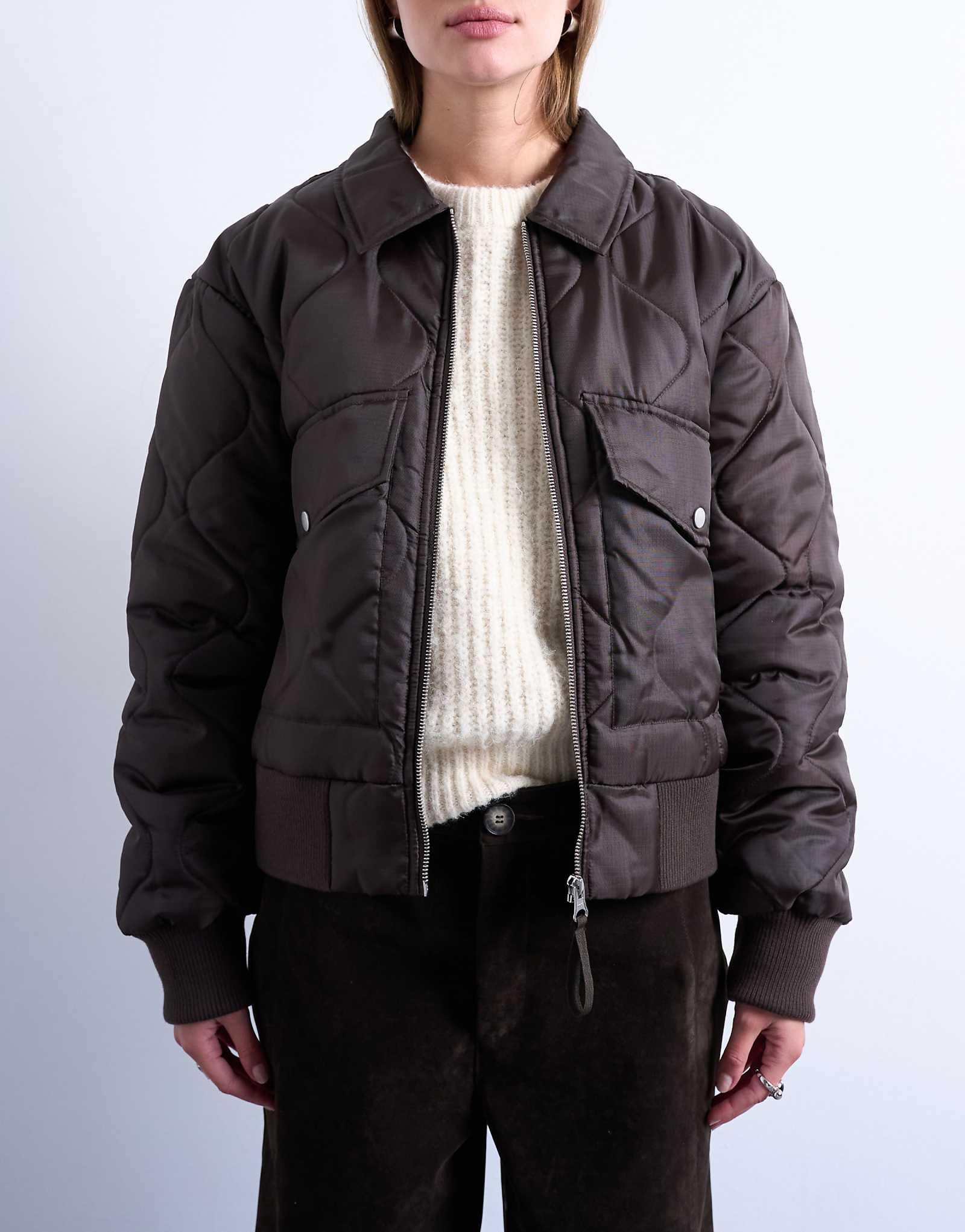 Укороченная куртка-бомбер с подкладкой и воротником Topshop шоколадного цвета 20390₽