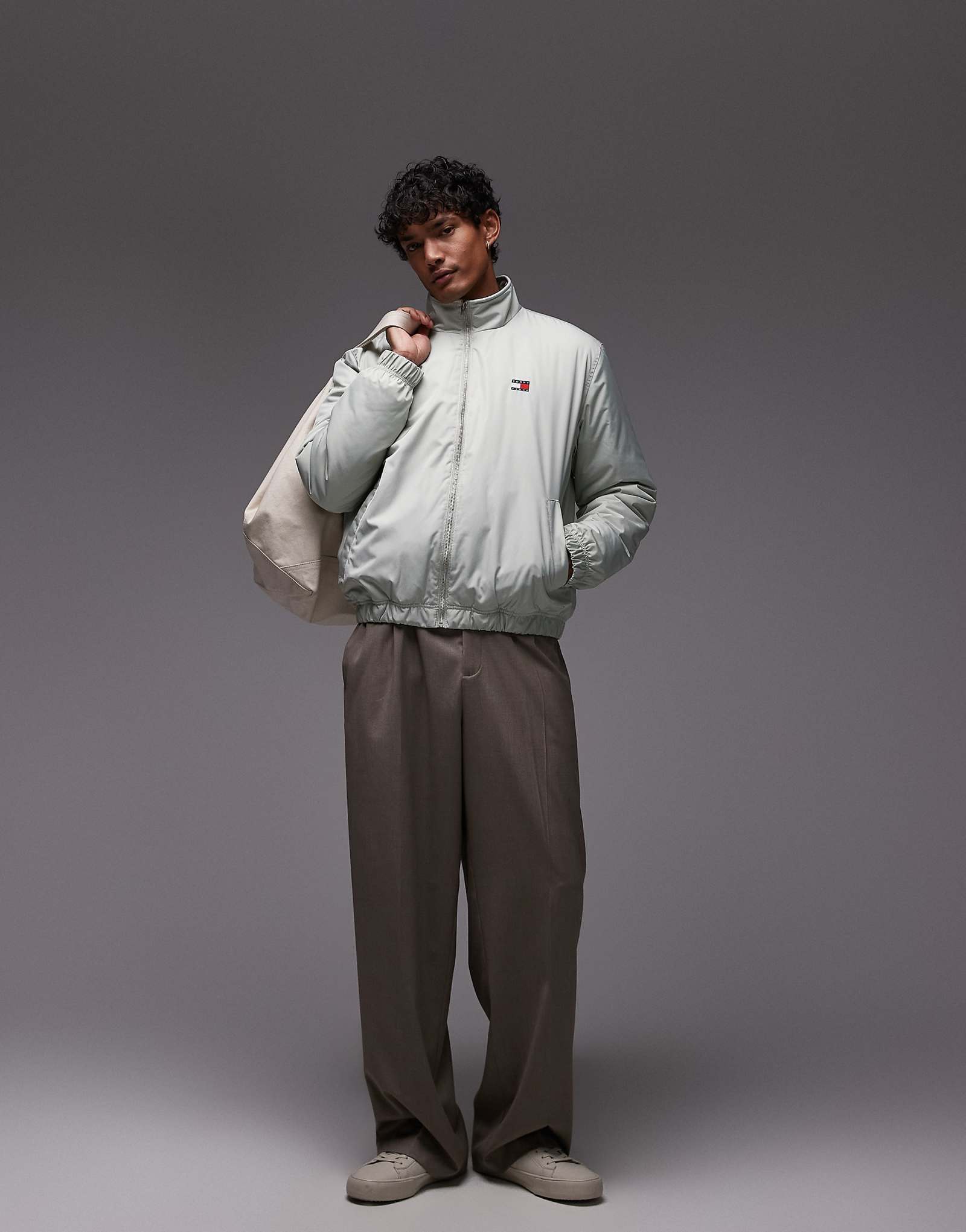 Незаменимая стеганая куртка Tommy Jeans темно-зеленого цвета 35690₽