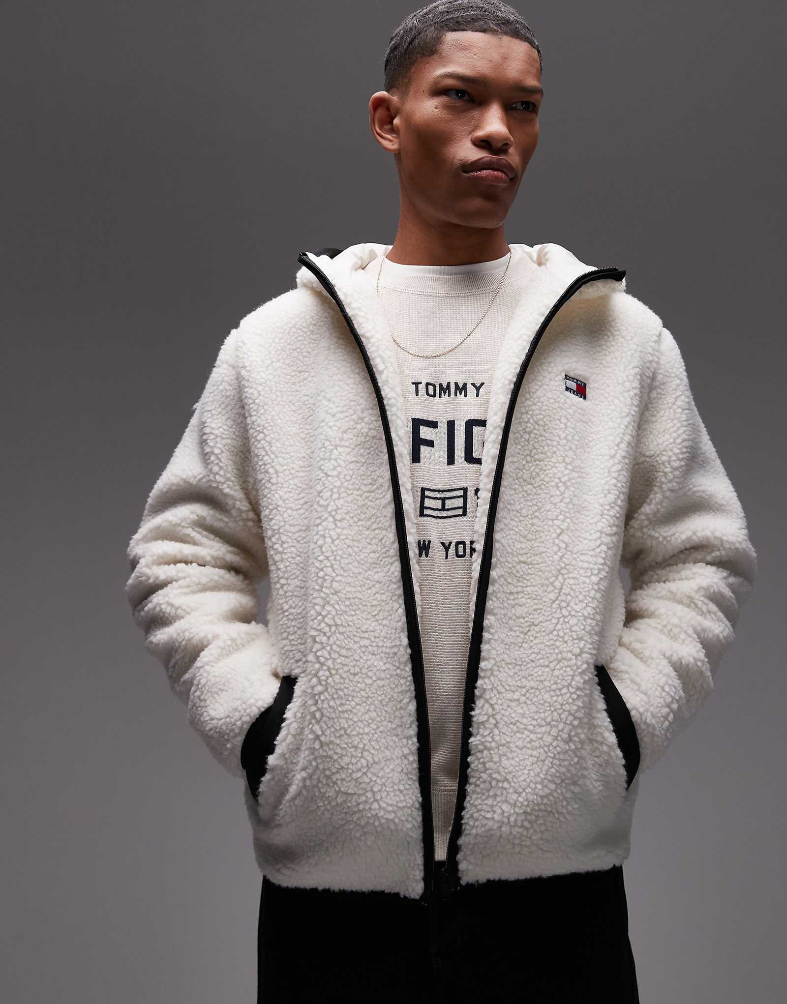 Плюшевый флис с логотипом Tommy Jeans в бежевом и темно-синем цветах 35690₽