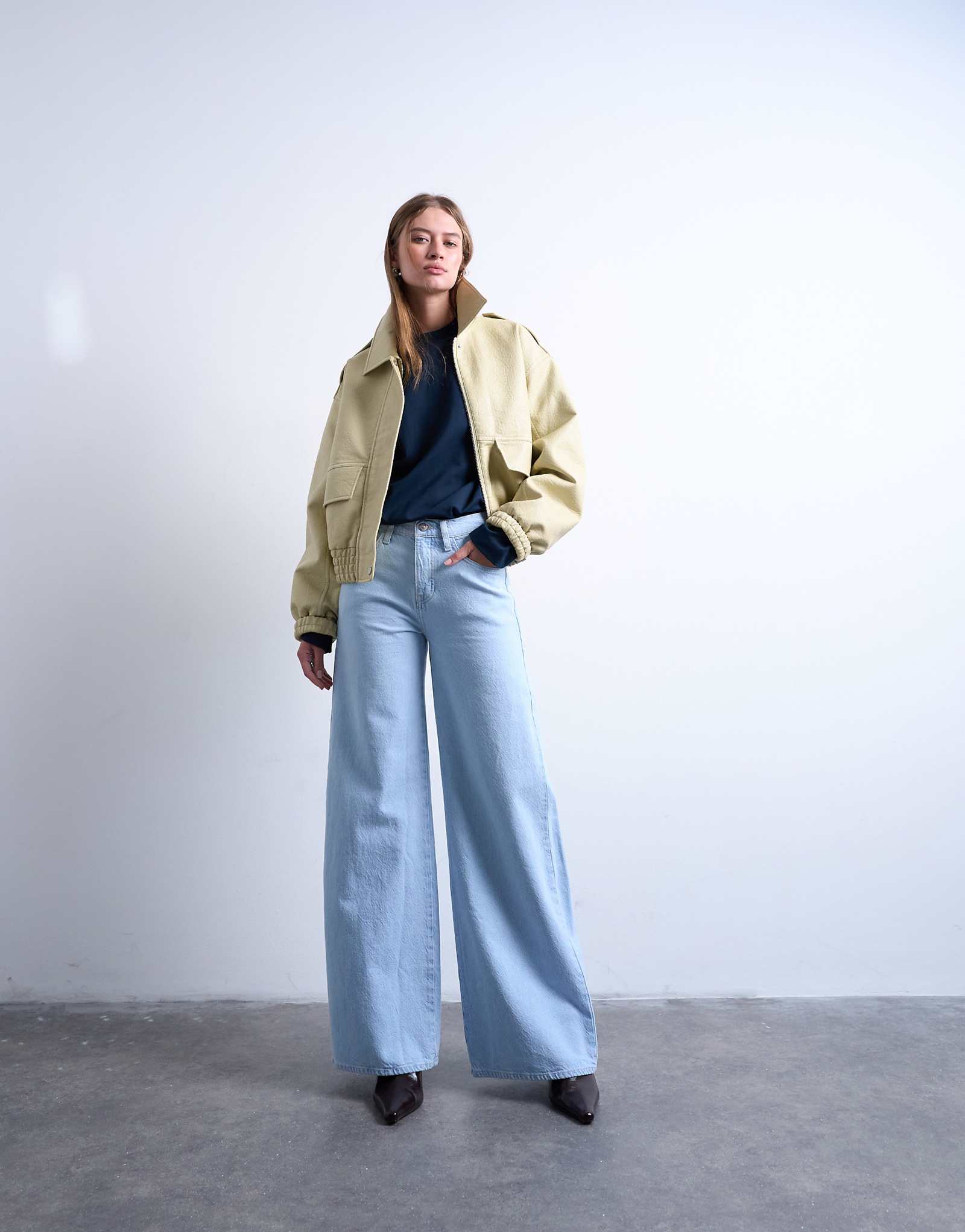 Широкие джинсы Topshop средней посадки с обтрепанным низом цвета отбеливателя 11090₽