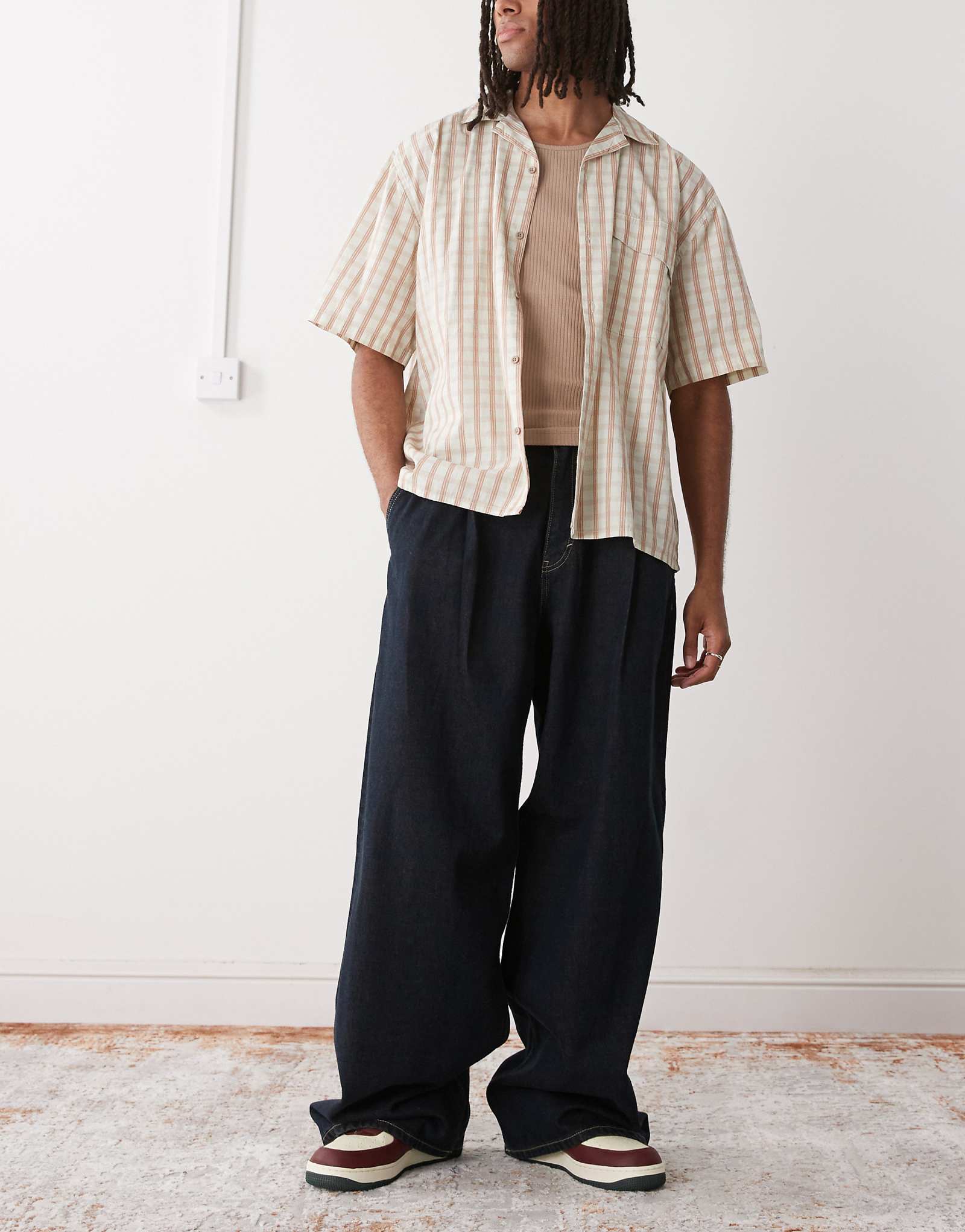 Классические темно-синие джинсы свободного кроя классического темно-синего цвета со складками спереди 20990₽