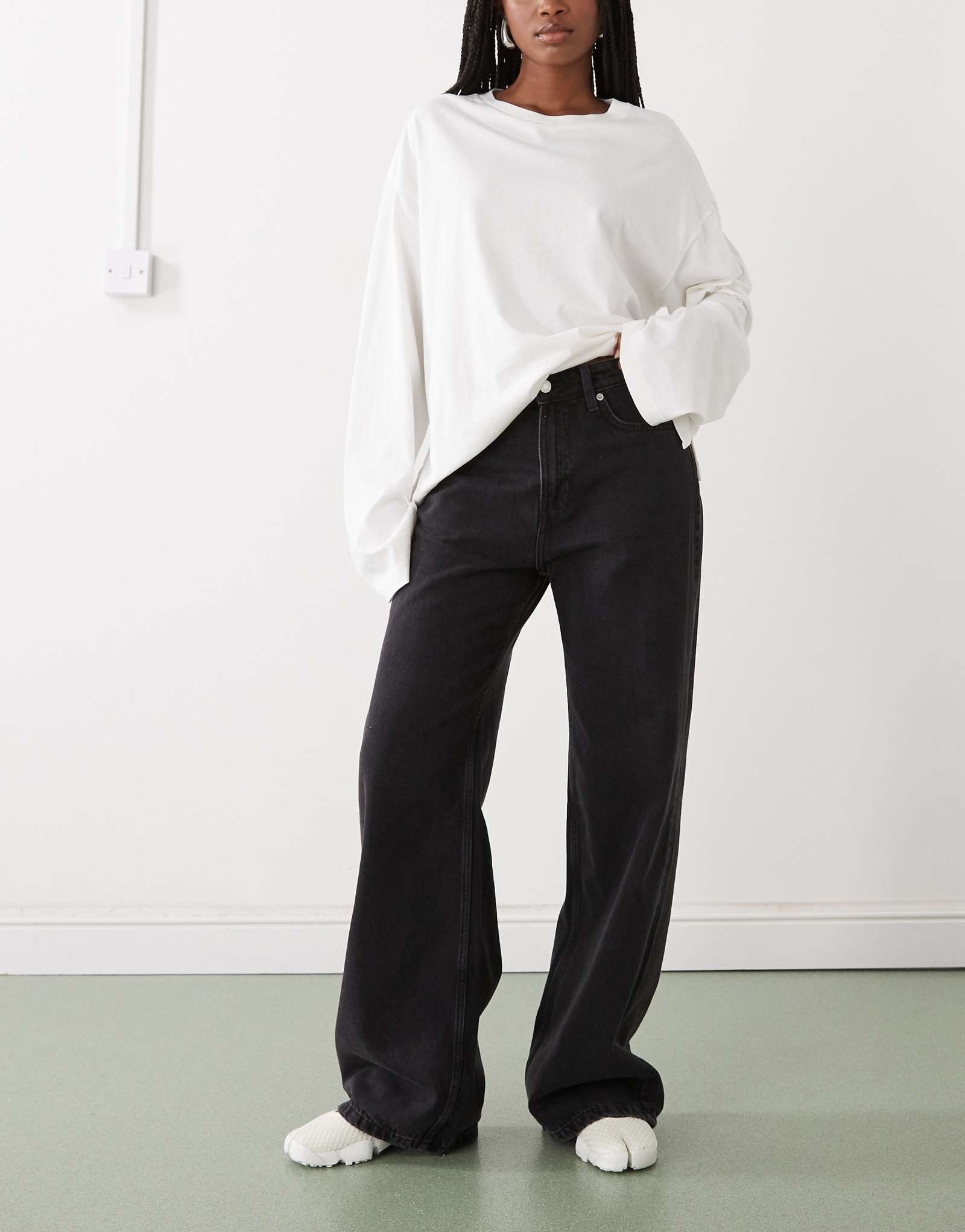 Мешковатые джинсы Weekday Missy с заниженной талией черного цвета после стирки 13890₽