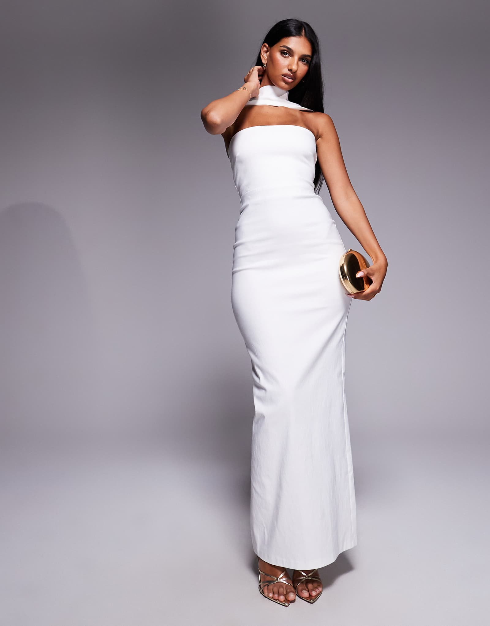 Вечернее бенгальское платье-макси с колье-бандо и отделкой сзади из бенгалинового материала белого цвета