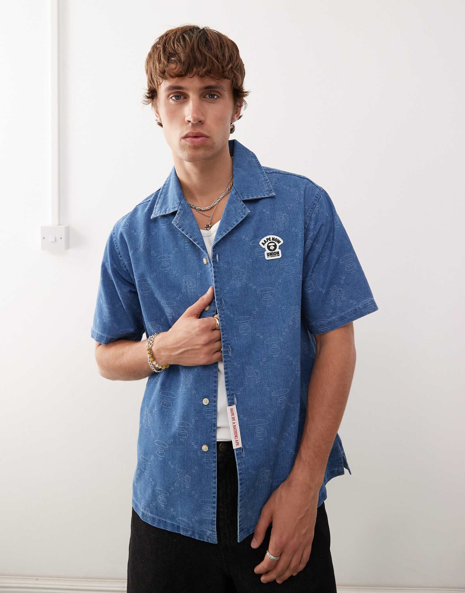 Джинсовая рубашка с короткими рукавами Aape By A Bathing Ape синего цвета с вышивкой сзади 39790₽