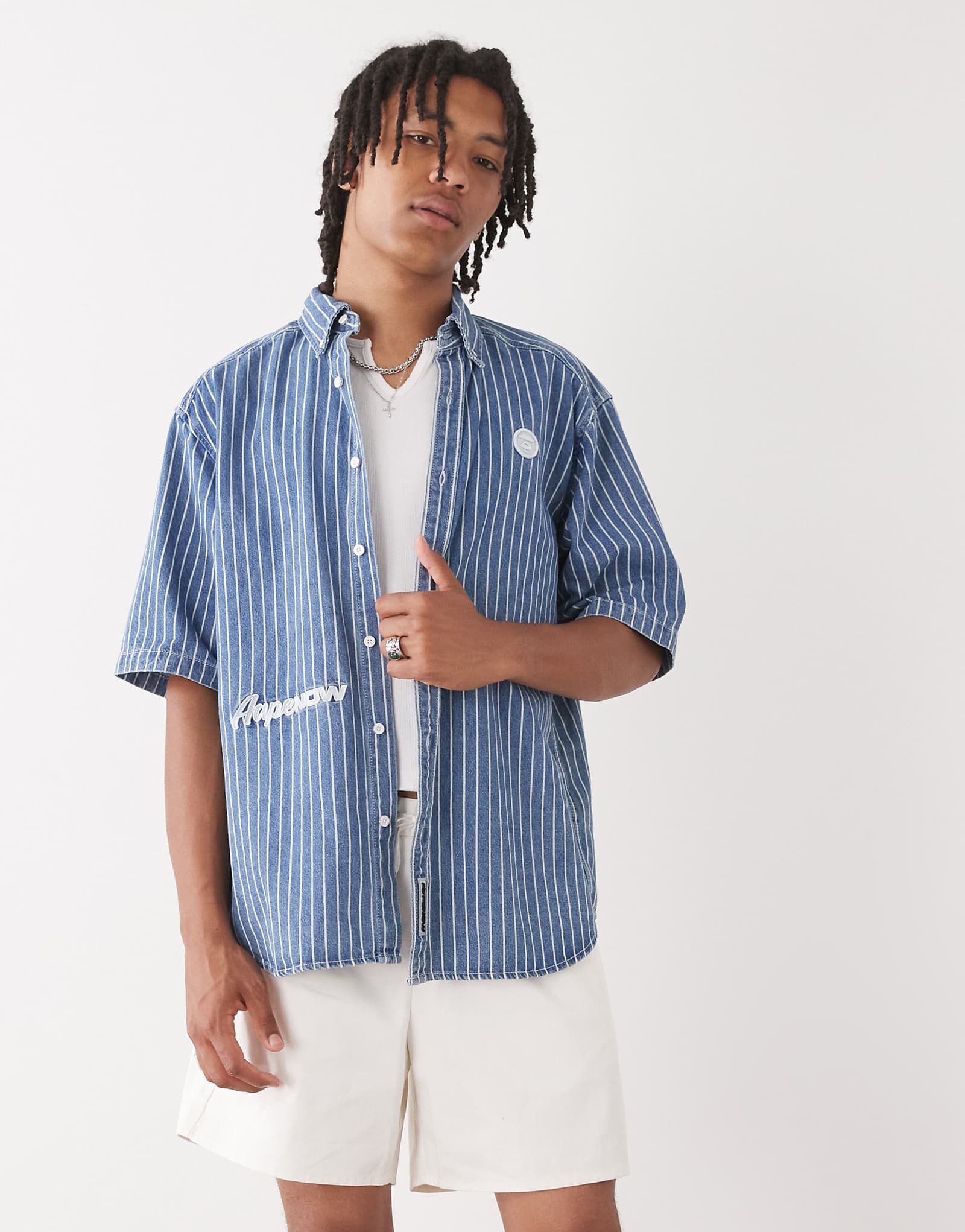 Джинсовая рубашка в полоску свободного кроя с коротким рукавом Aape by A Bathing Ape темно синего цвета 31690₽