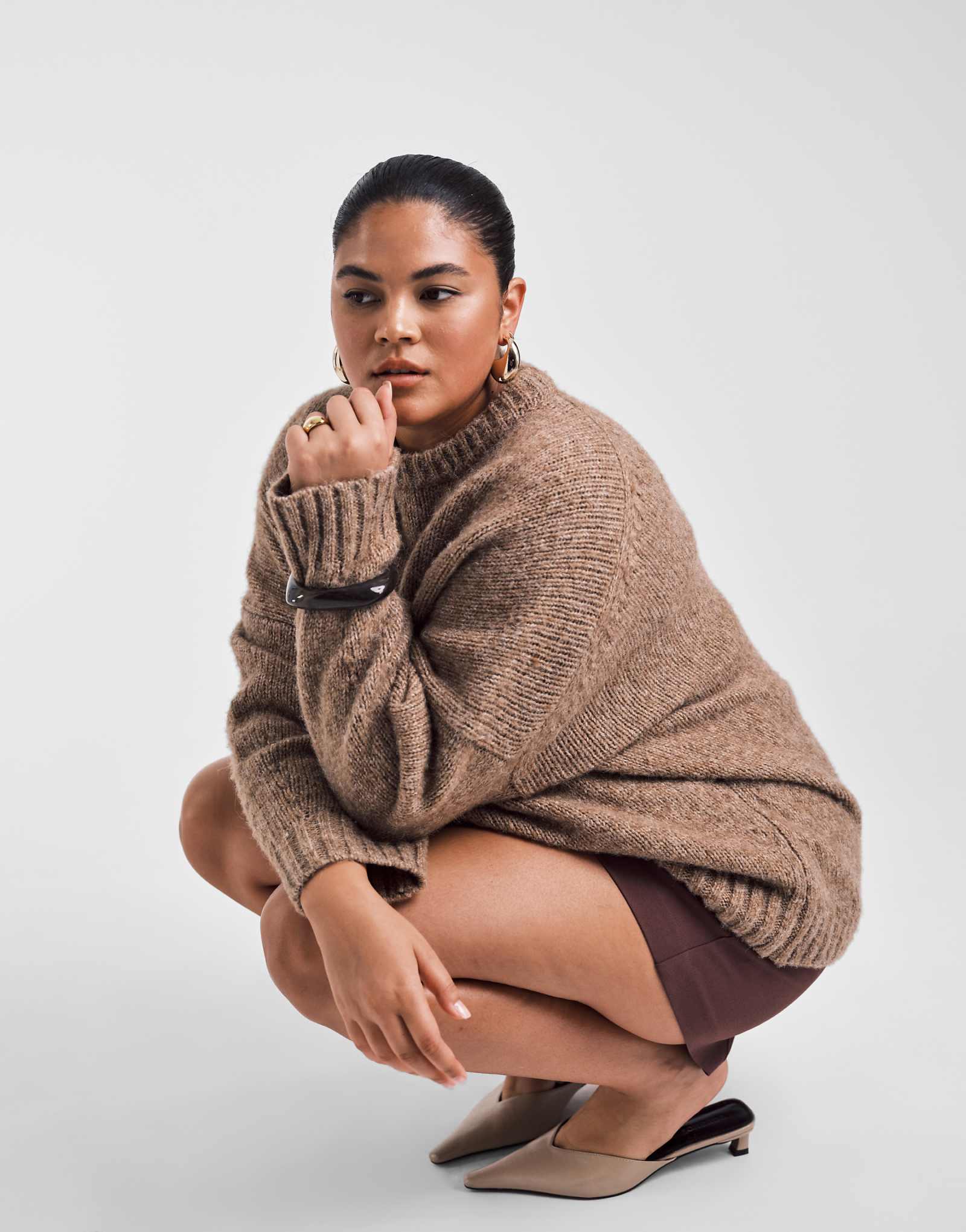 ДИЗАЙНЕРСКИЙ свитер ASOS DESIGN Curve оверсайз с круглым вырезом и закругленным низом цвета бисквита 8790₽