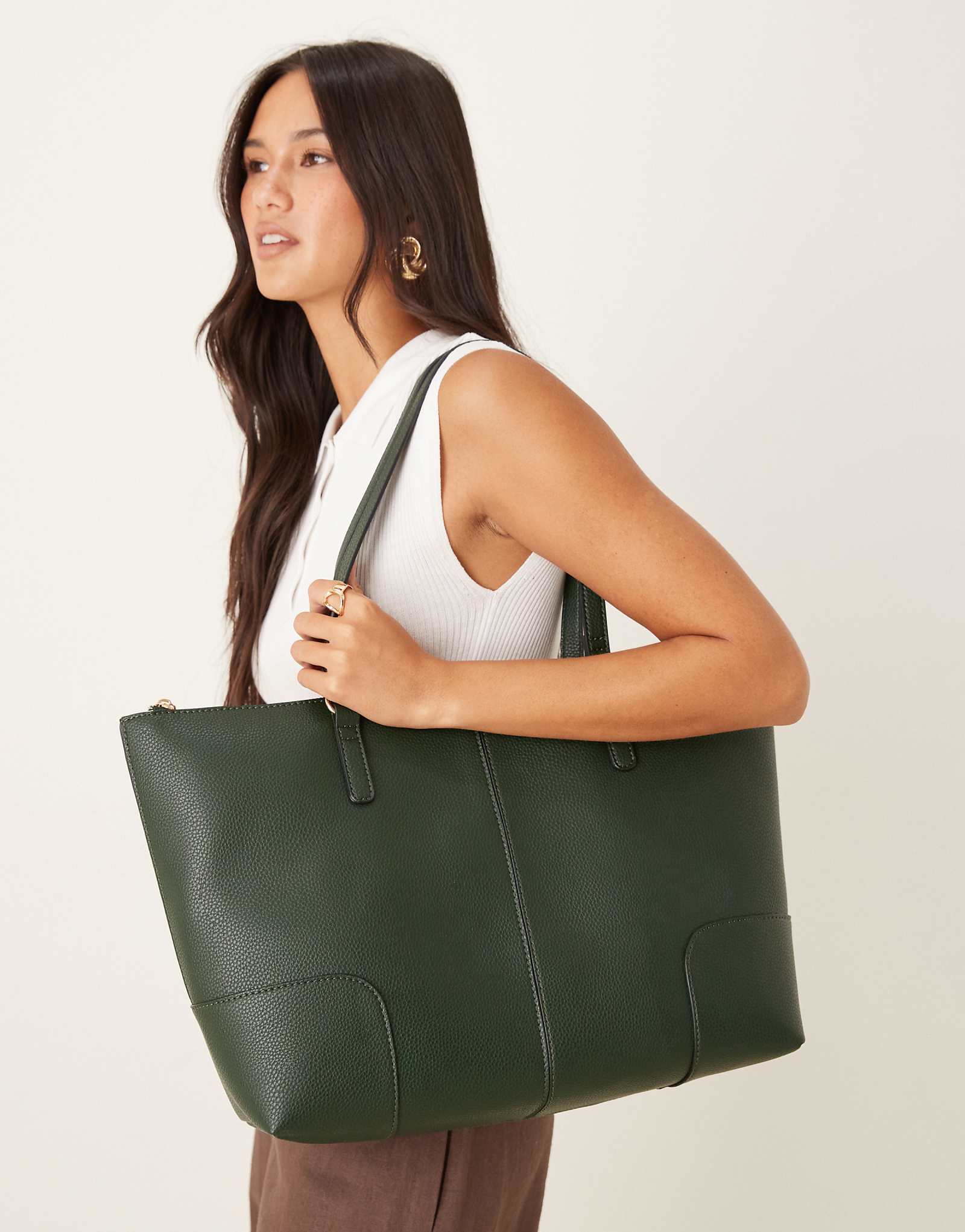 Дополните аксессуарами классическую сумку-тоут через плечо на молнии зеленого цвета 12490₽