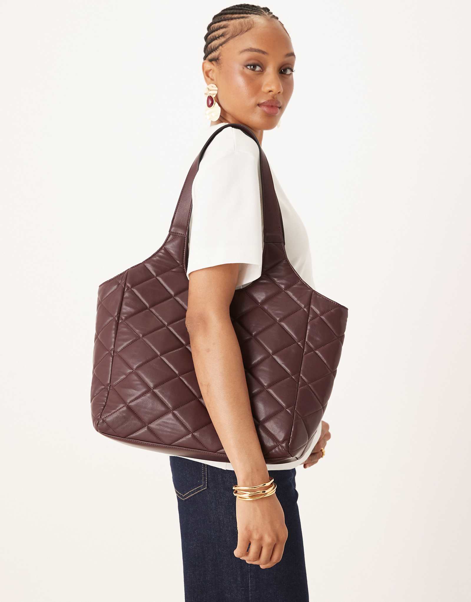 Дополните аксессуарами стеганую сумку через плечо бордового цвета 12490₽