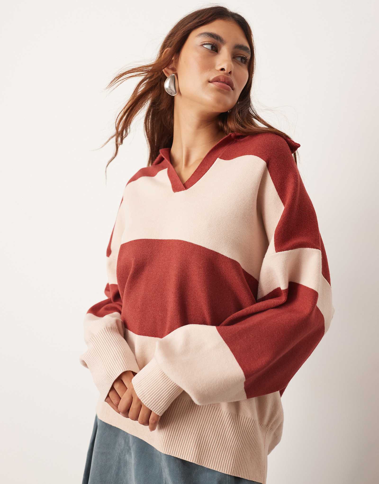 НАДЕНЬТЕ компактный вязаный свитер оверсайз с воротником в полоску красного и кремового цветов 18390₽