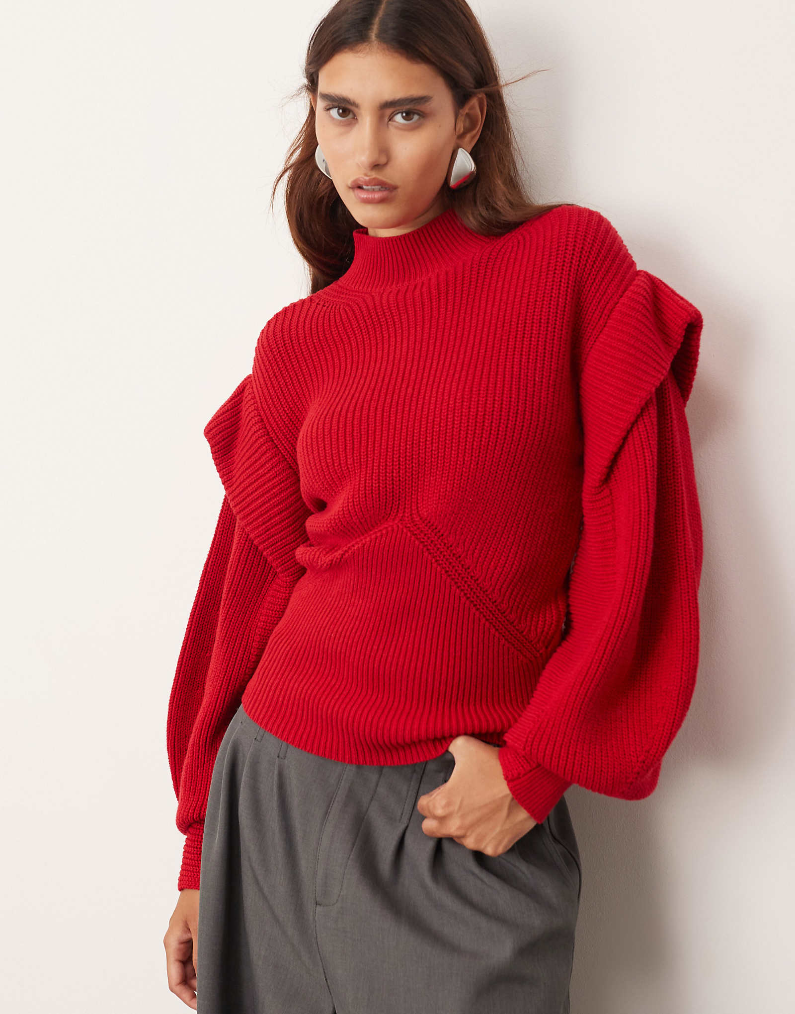 НАДЕНЬТЕ свитер дизайнерской вязки со скульптурными деталями на плечах красного цвета 22290₽