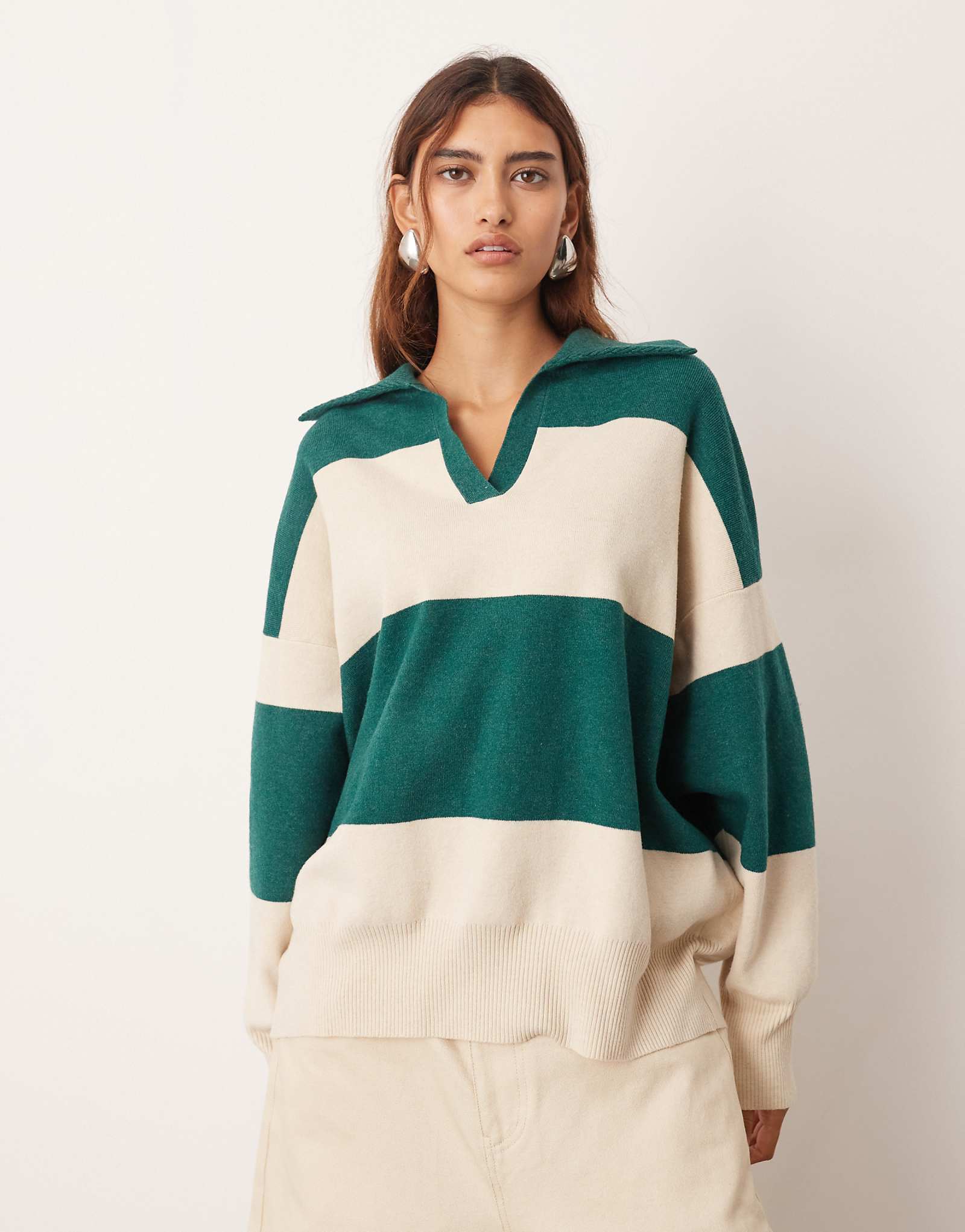 НАДЕНЬТЕ объемный свитер с воротником из плотной трикотажной ткани в полоску цвета слоновой кости и лесного зеленого 18390₽